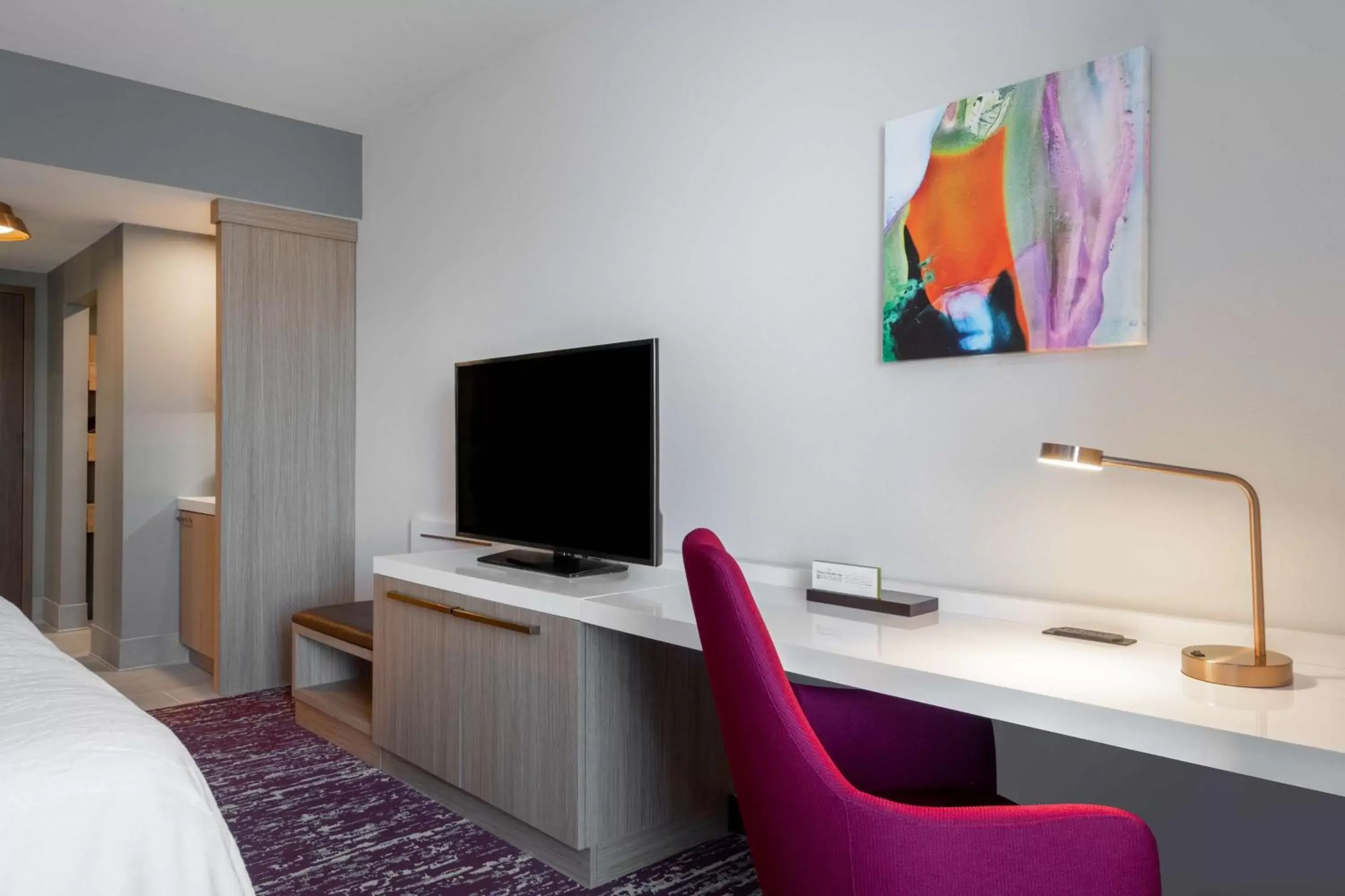 Bedroom, TV/Entertainment Center in Hilton Garden Inn Longmont