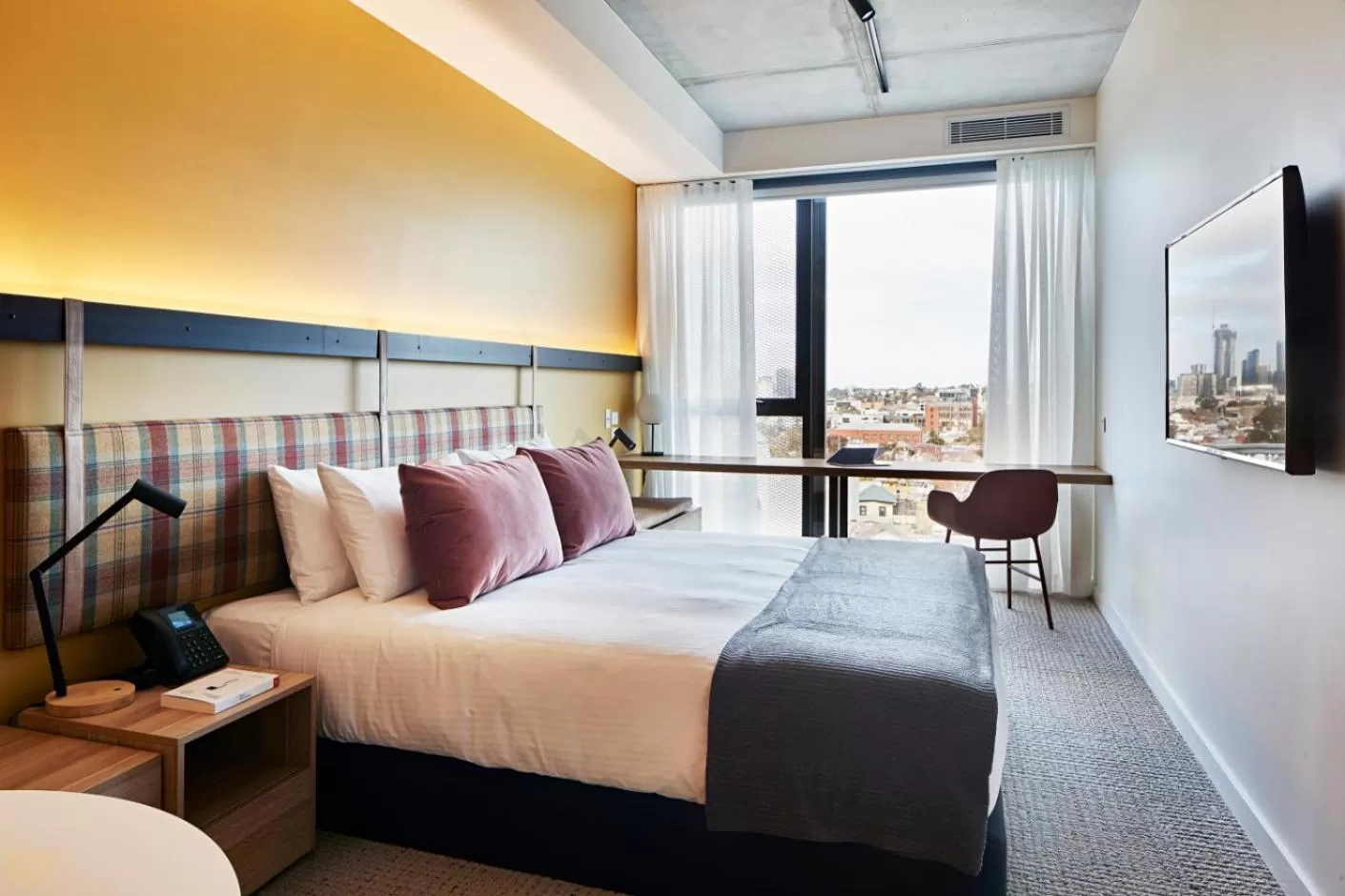 Bed in Lanbruk Richmond Hill