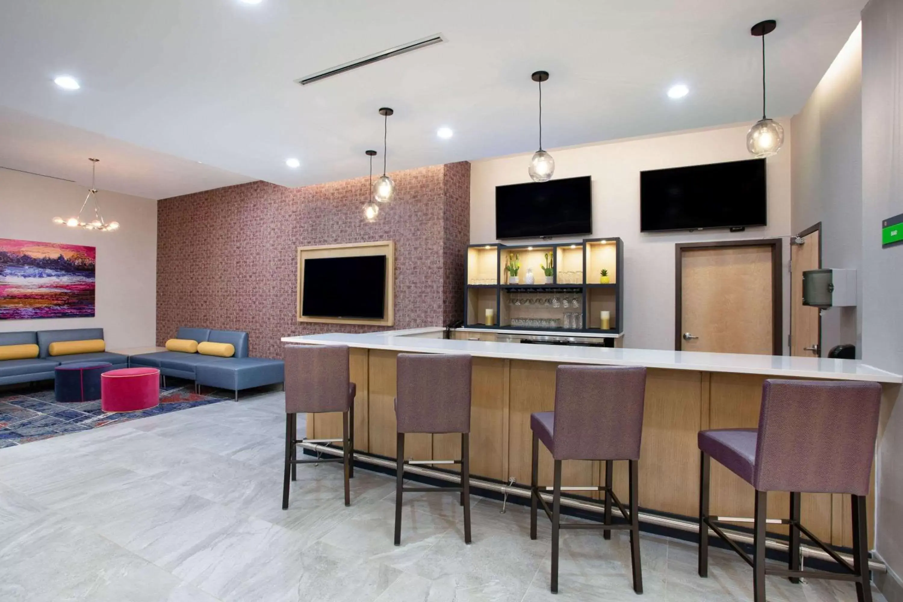 Lounge or bar in La Quinta Inn & Suites by Wyndham Manassas, VA- Dulles Airport