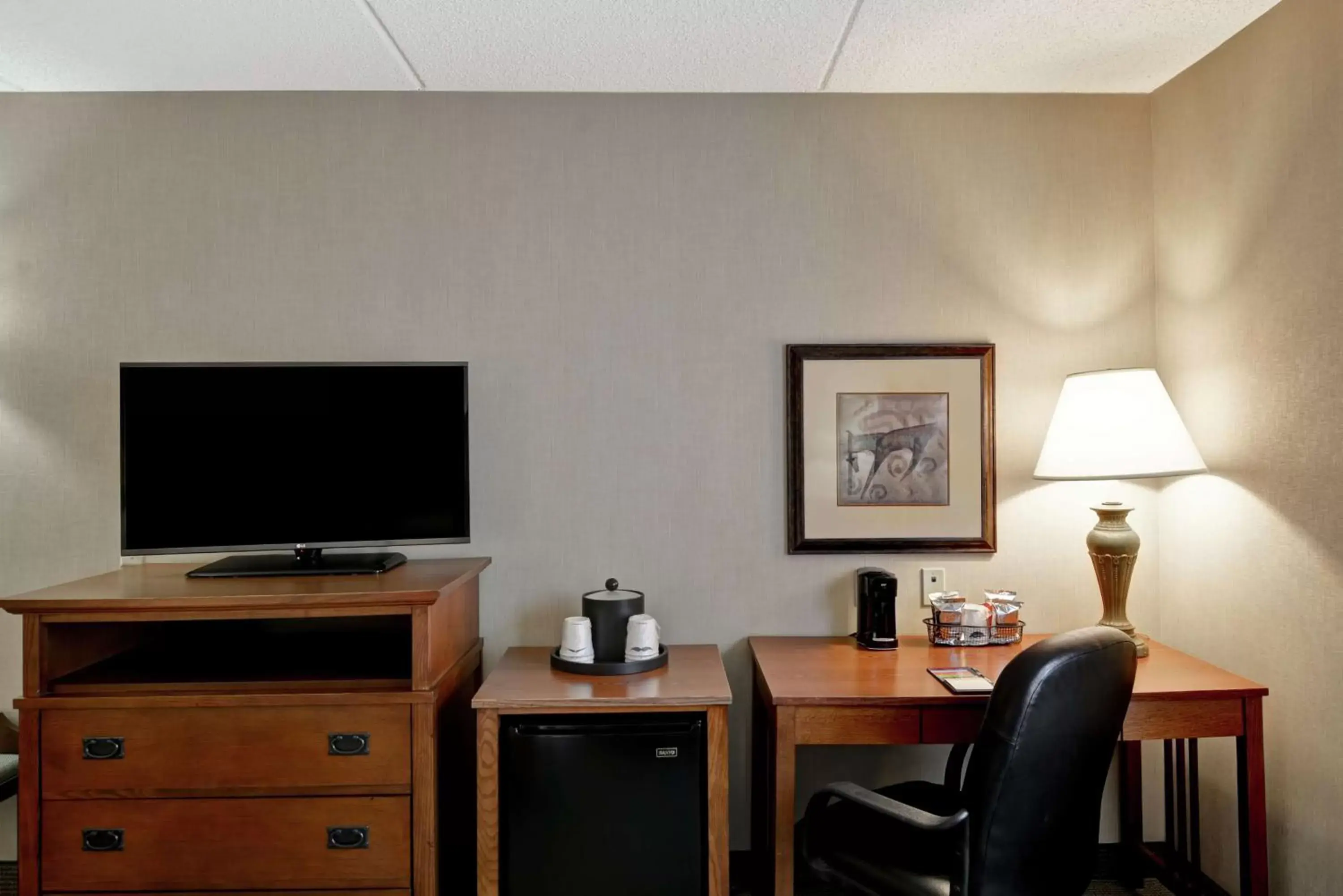 Bedroom, TV/Entertainment Center in Hampton Inn Bloomsburg