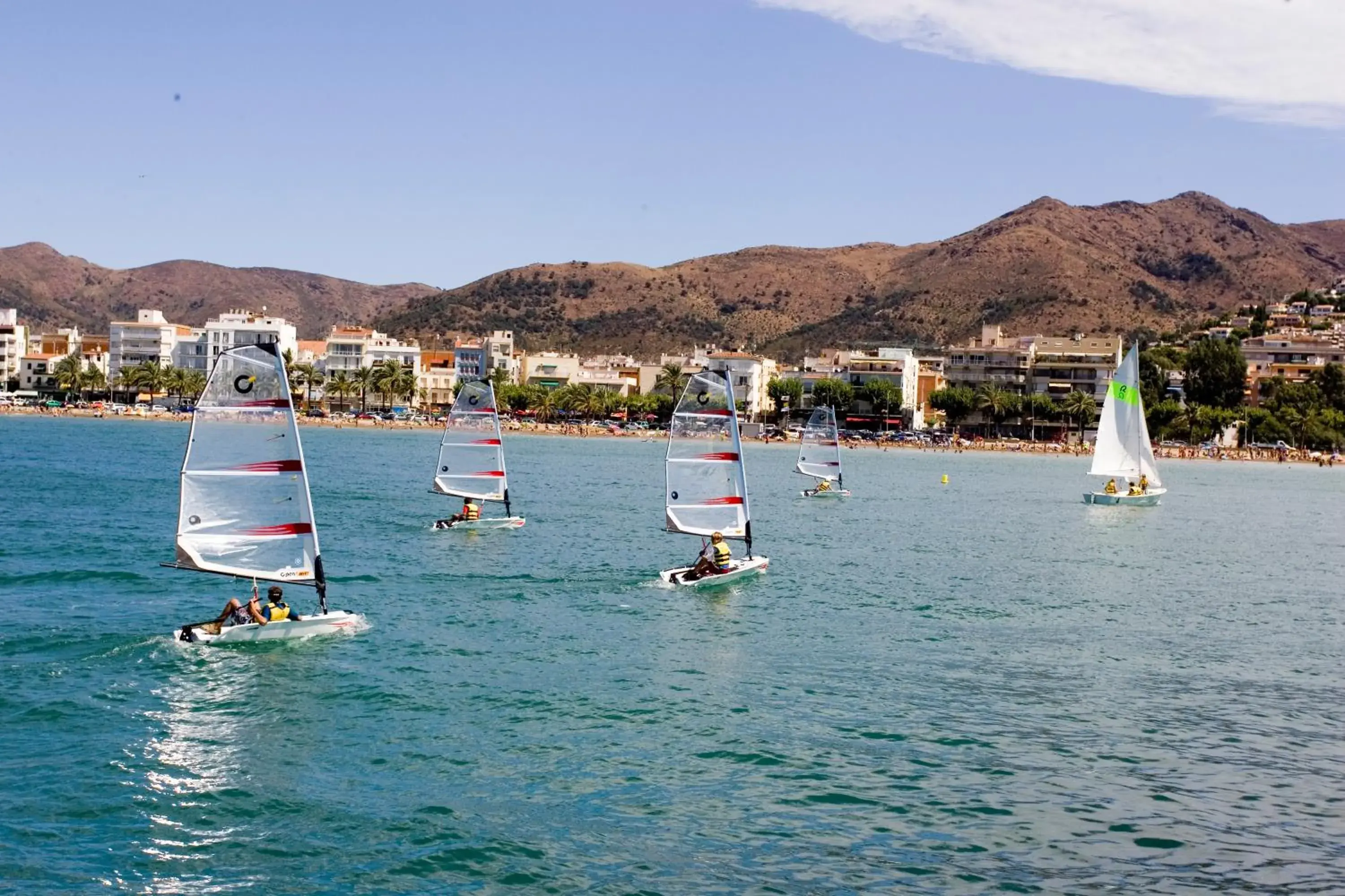 Area and facilities, Windsurfing in Hotel Monterrey Roses by Pierre & Vacances