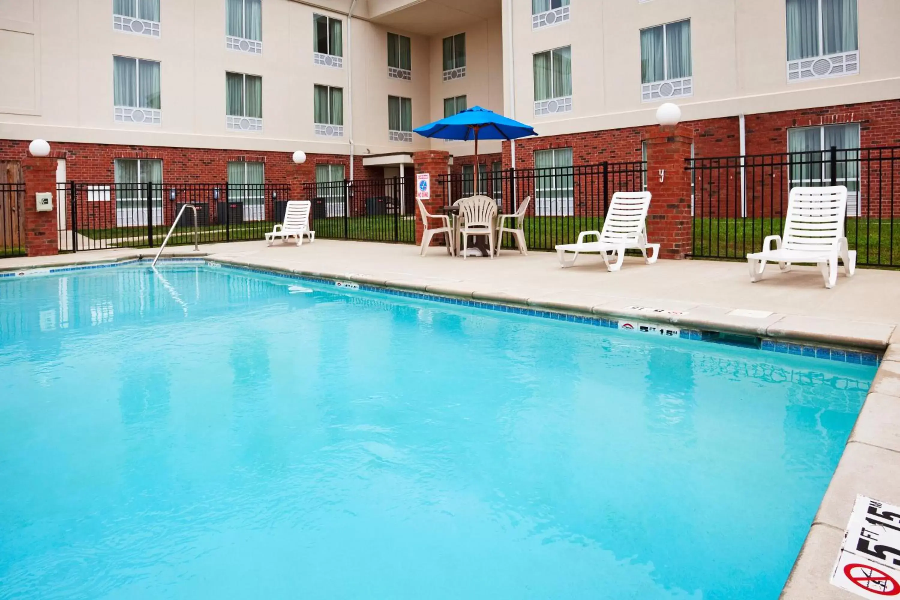 Swimming Pool in Holiday Inn Express White House, an IHG Hotel