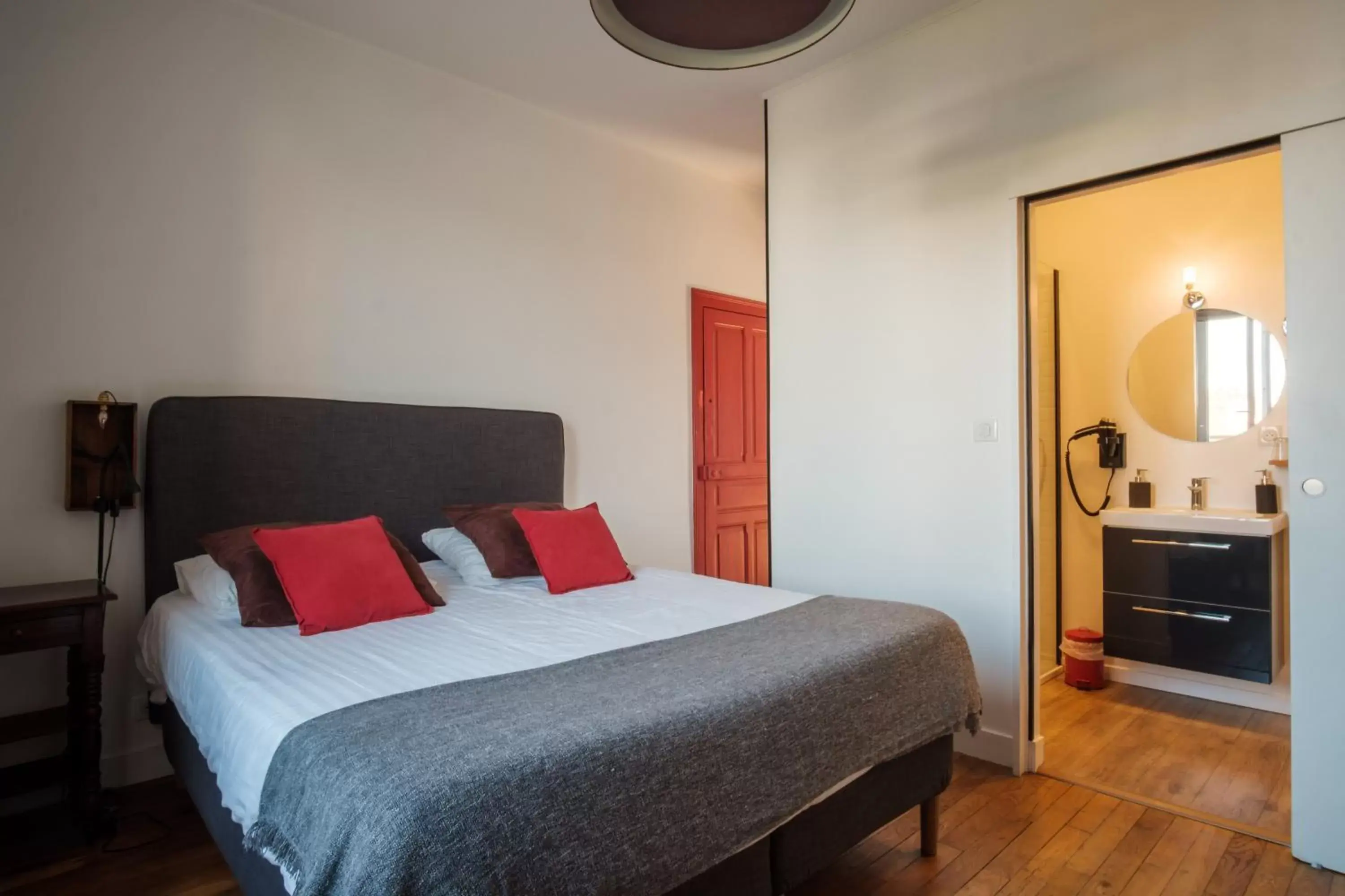 Bed in Dupain & Dubeurre Appart'Hôtel - Parking