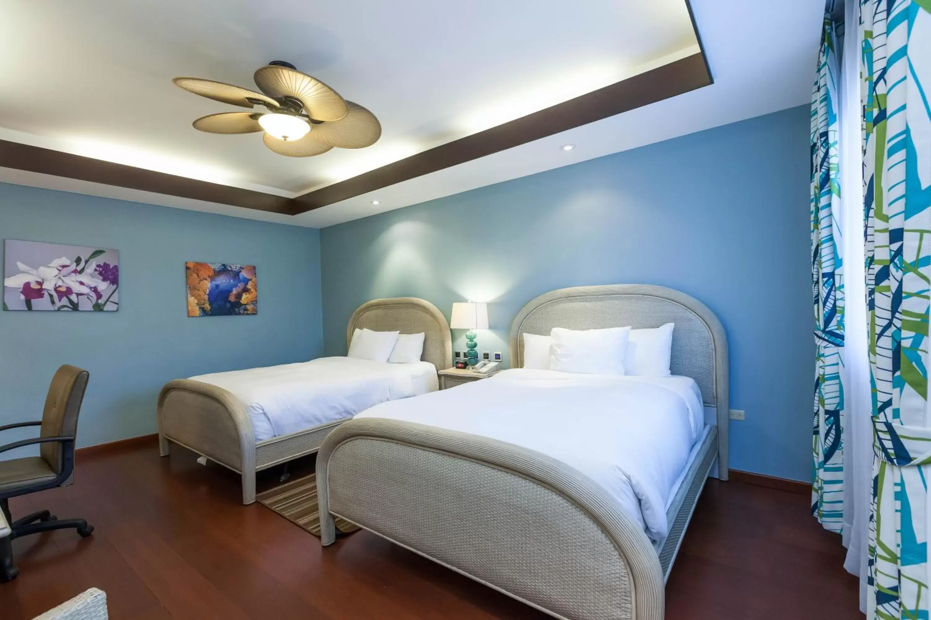 Bed in Surfrider Resort Hotel
