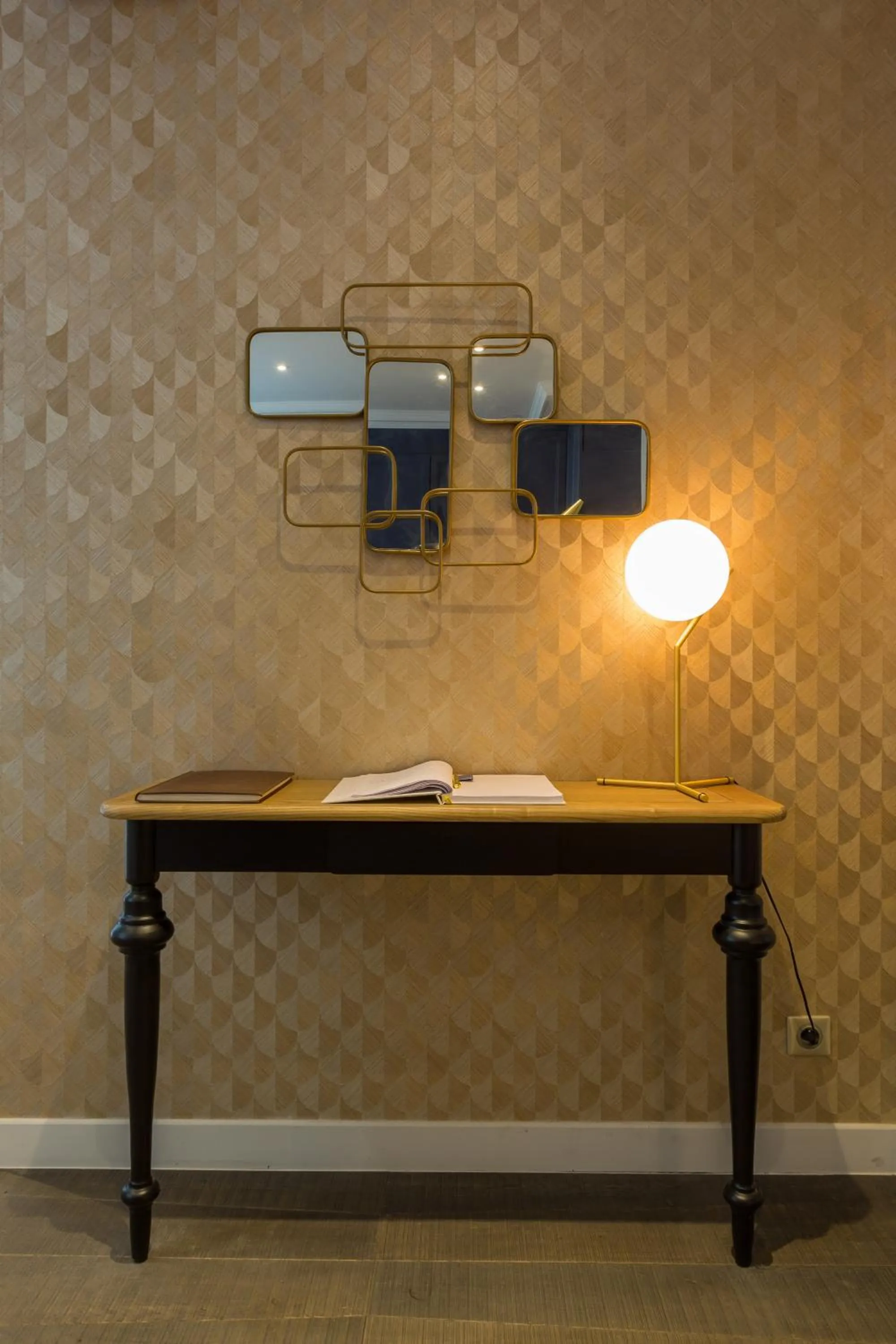 Lobby or reception in Logis hôtel Jardin de Villiers