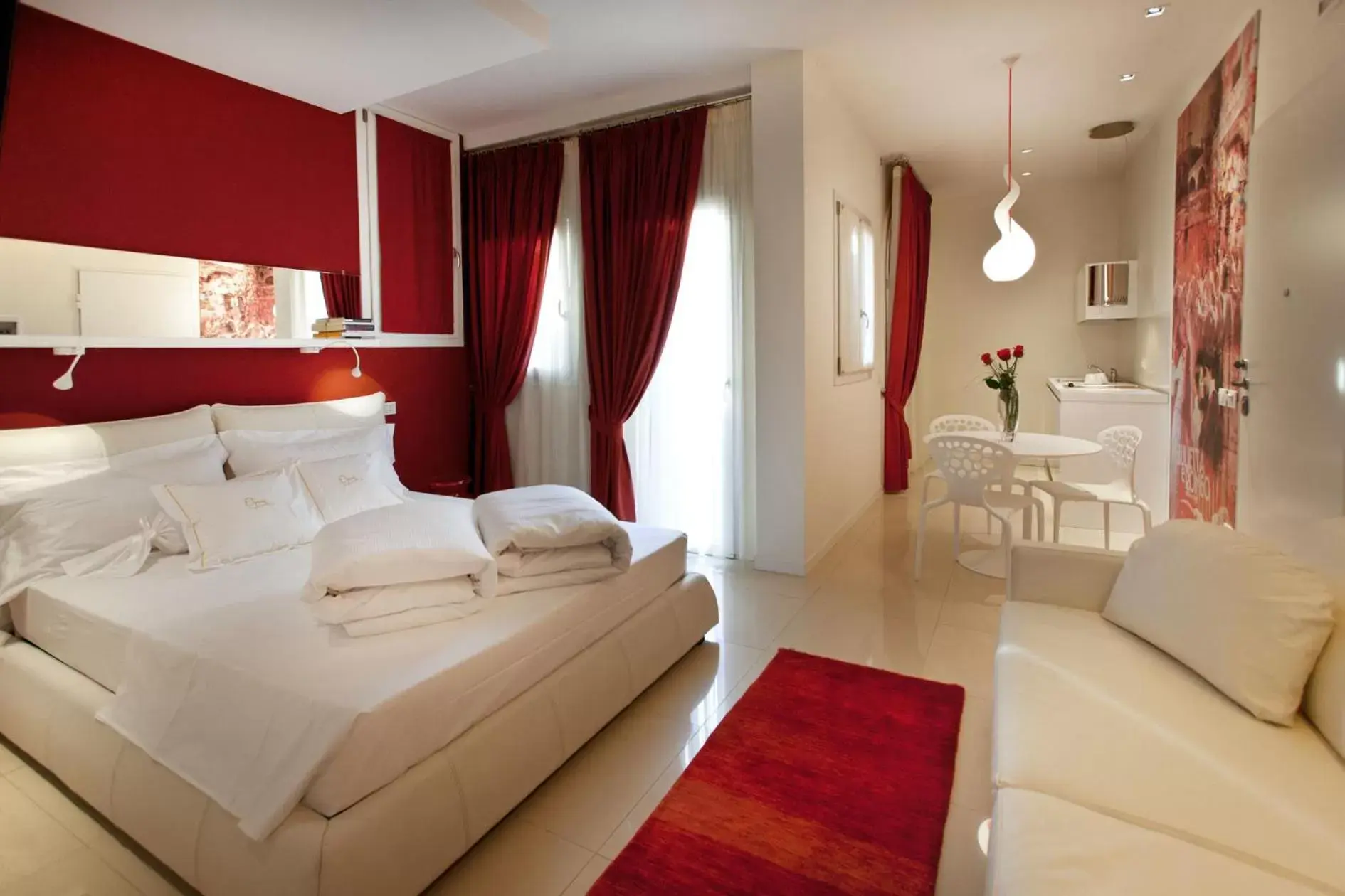 Photo of the whole room, Bed in Opera Relais De Charme - Aparthotel
