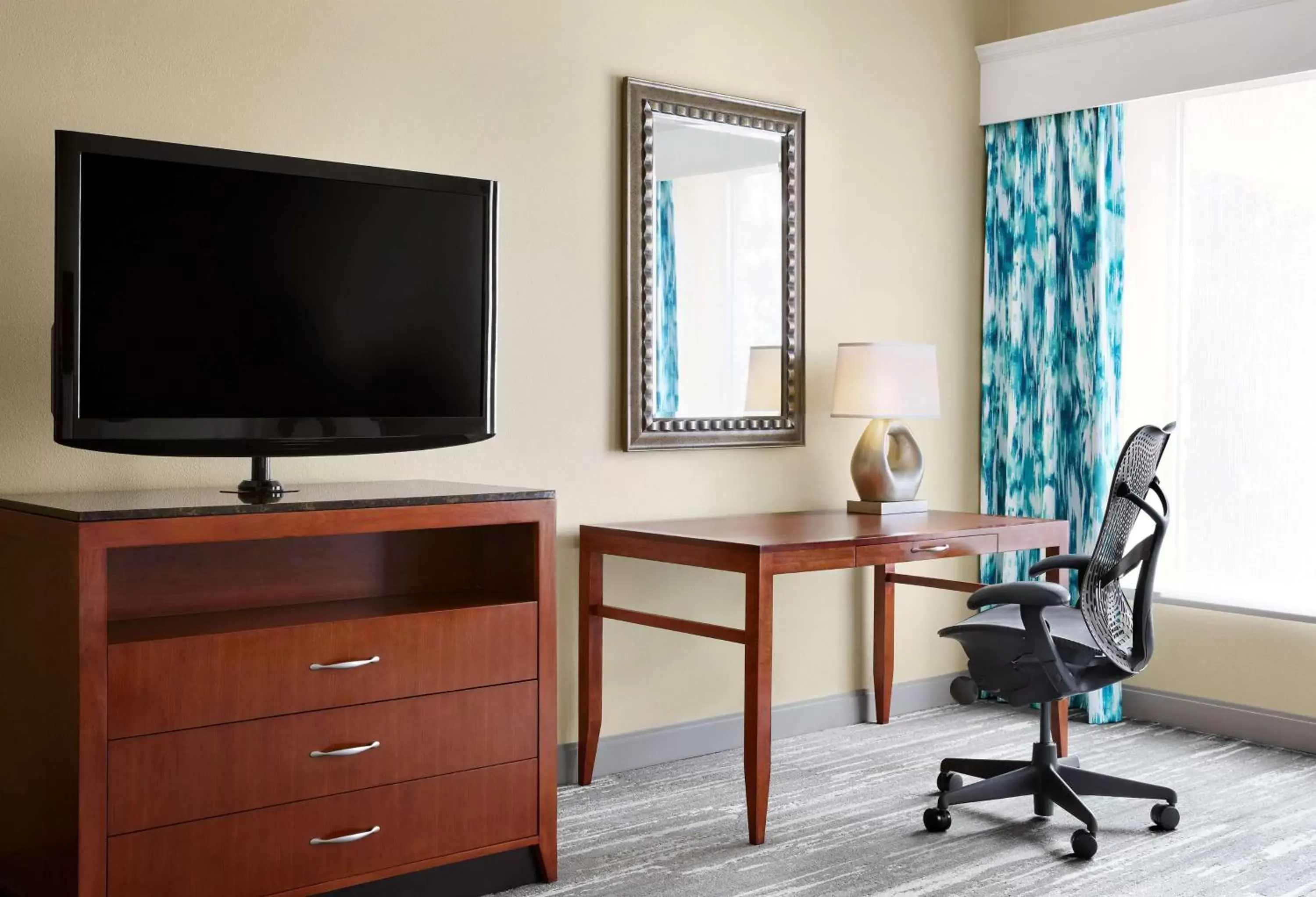 Bedroom, TV/Entertainment Center in Hilton Garden Inn Dallas Richardson