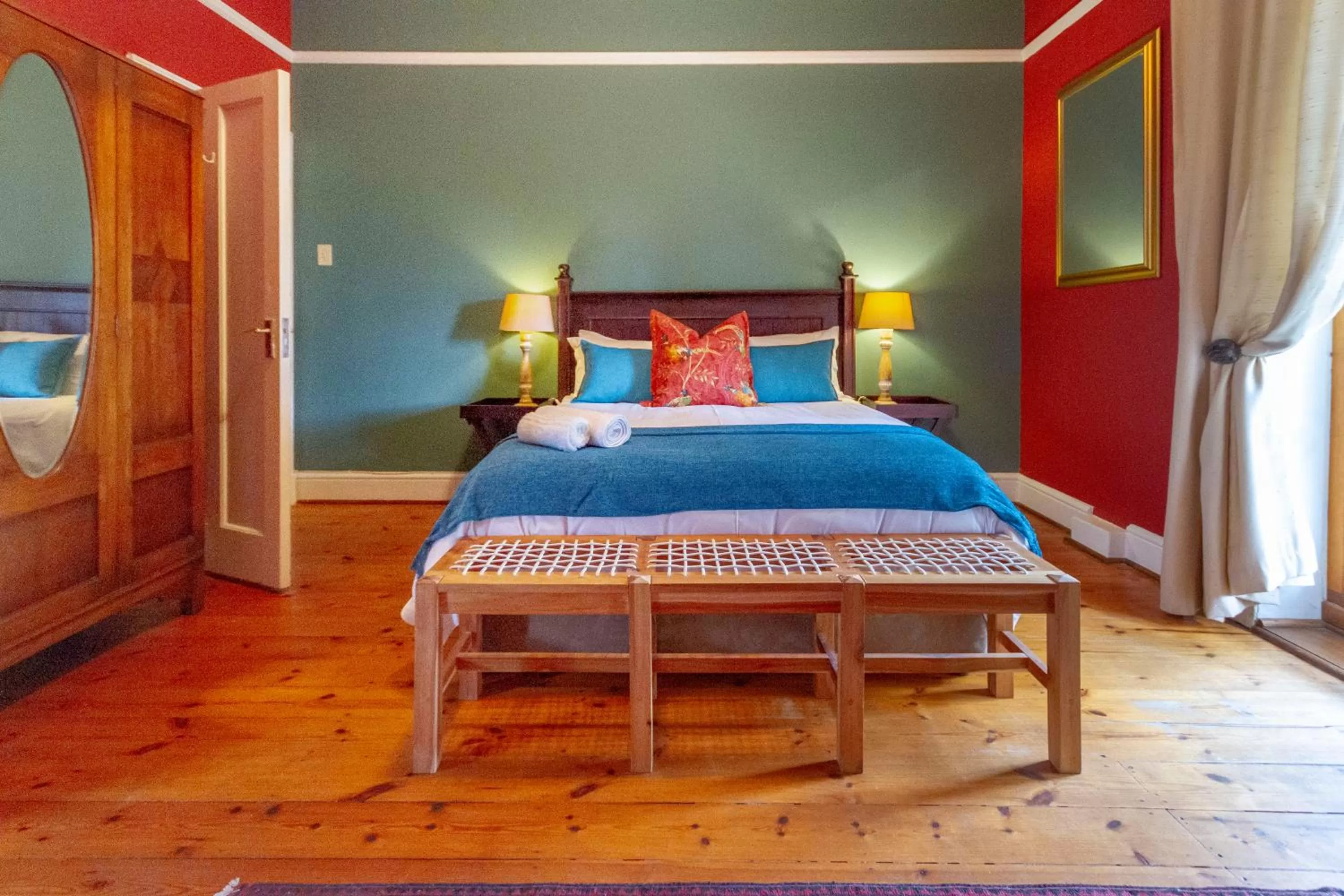 Bed in Airlies Historical Guest House