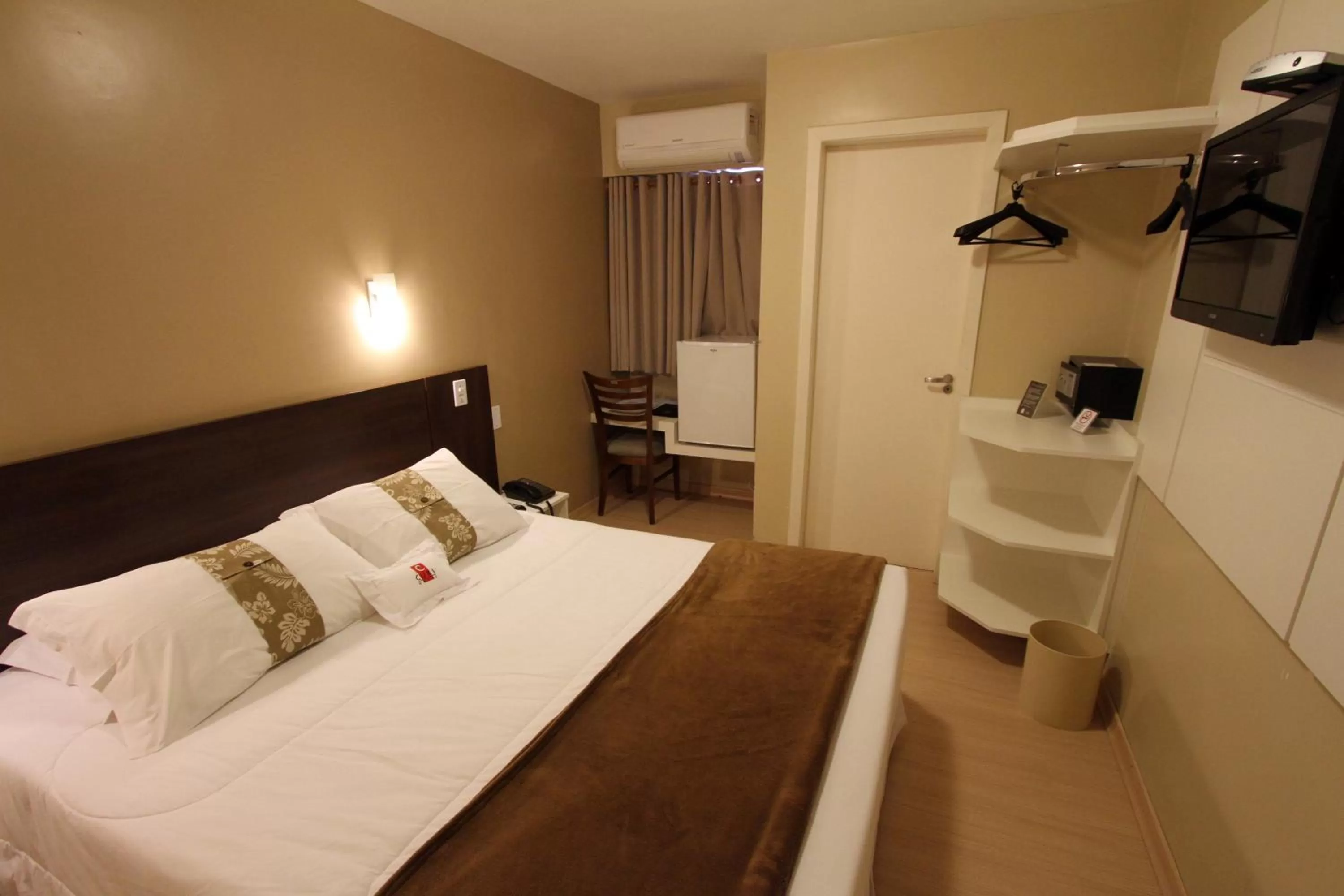 Bedroom, Bed in Hotel Curi Executive