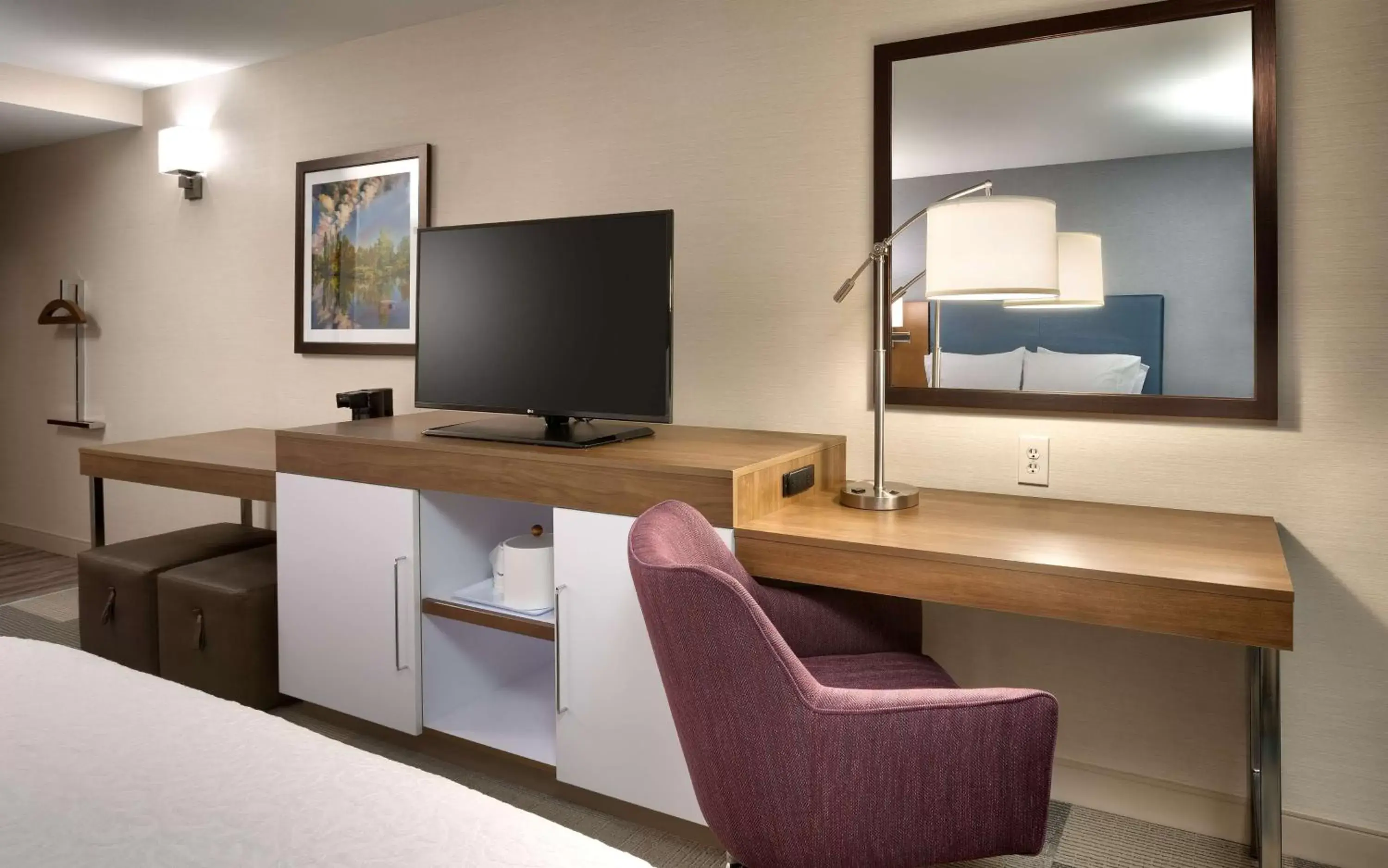 Bedroom, TV/Entertainment Center in Hampton Inn & Suites Pocatello