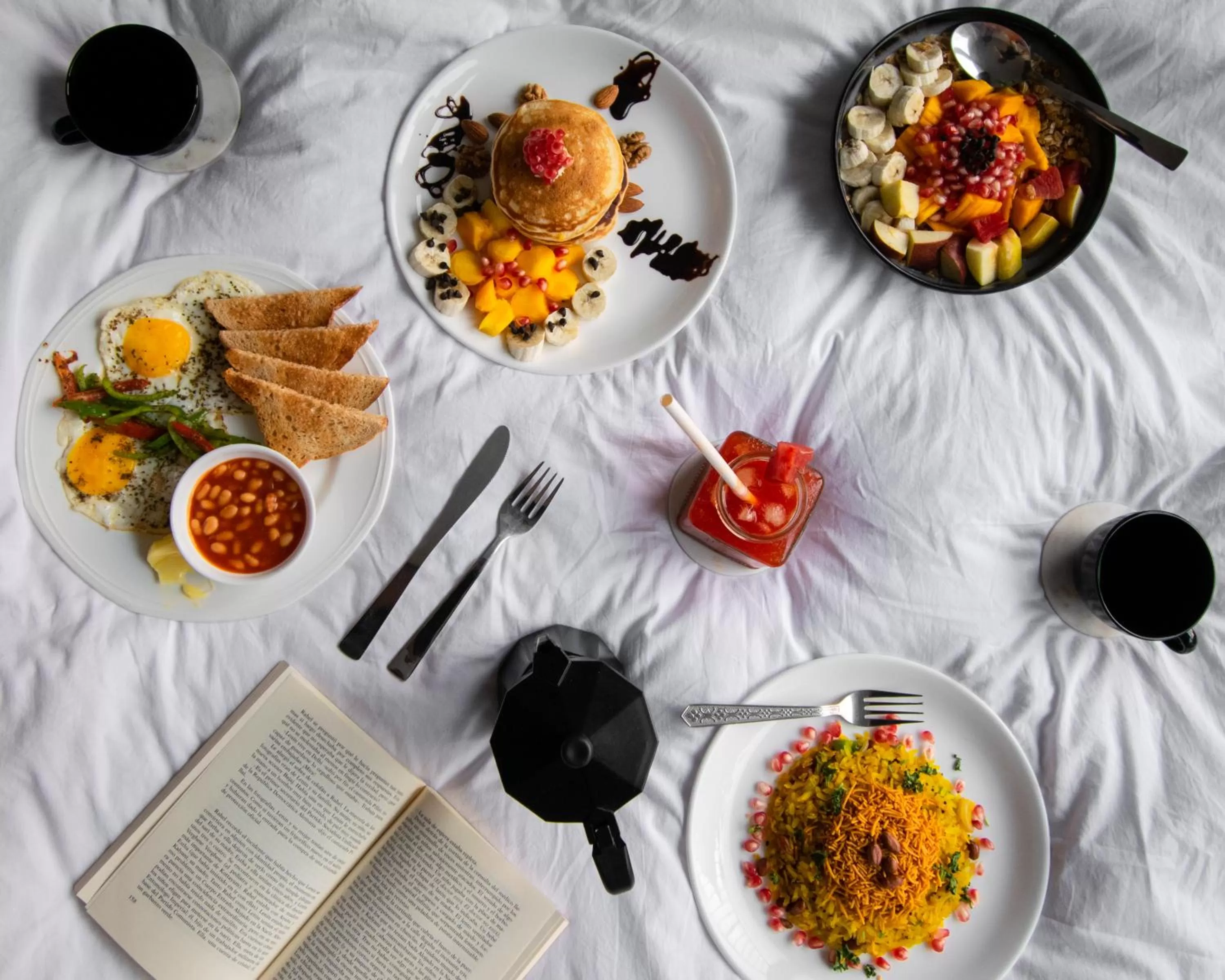 Food and drinks in Minimalist Poshtel & Suites