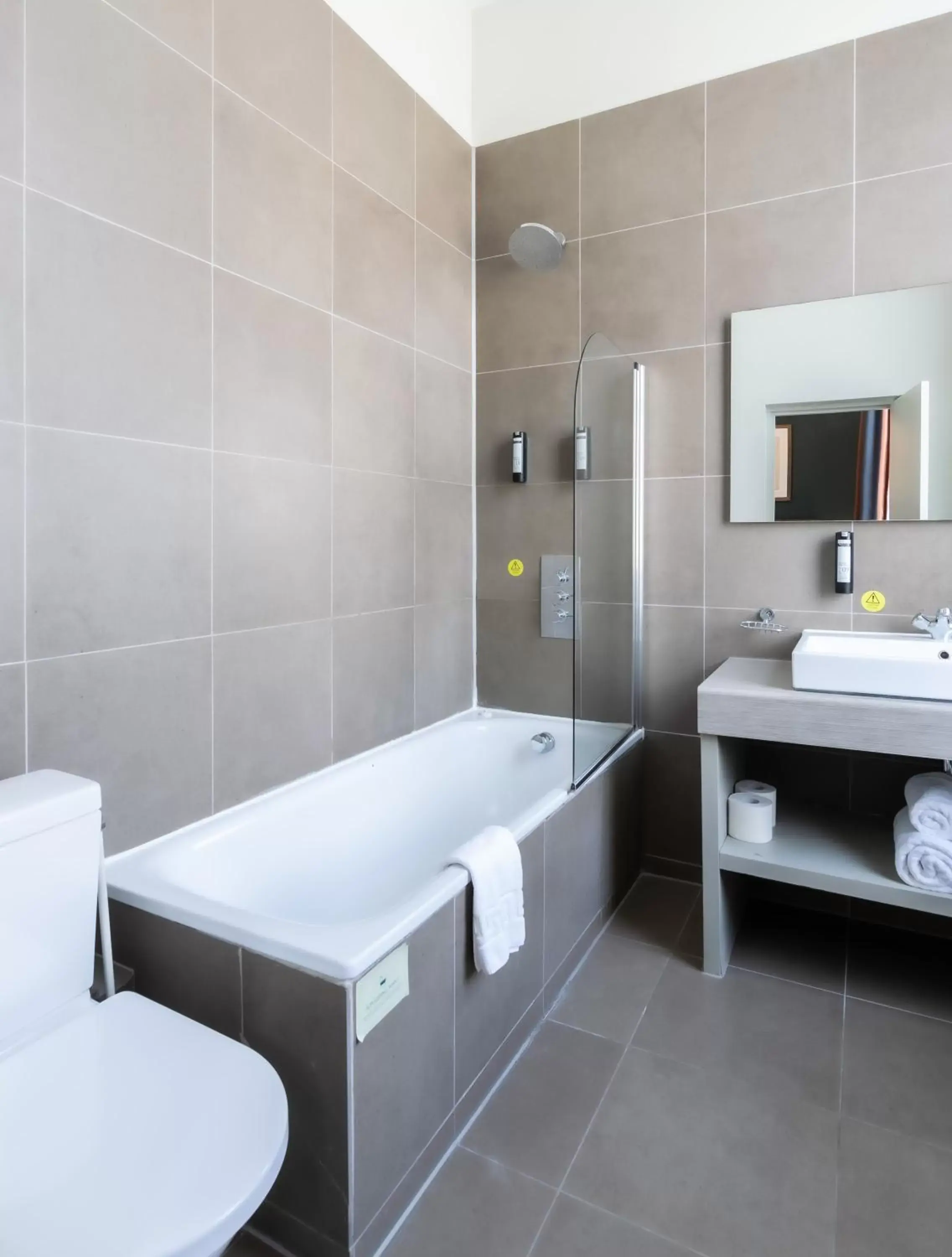 Shower, Bathroom in Kew Gardens Hotel