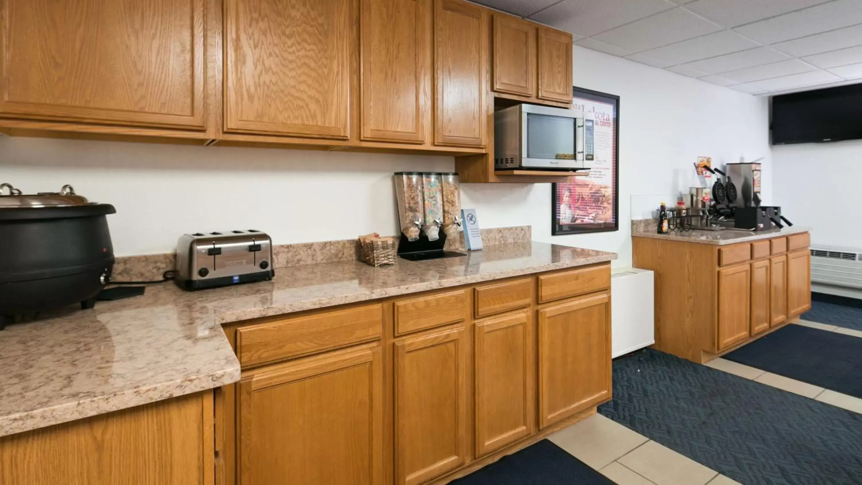 Restaurant/places to eat, Kitchen/Kitchenette in Best Western Lee's Motor Inn