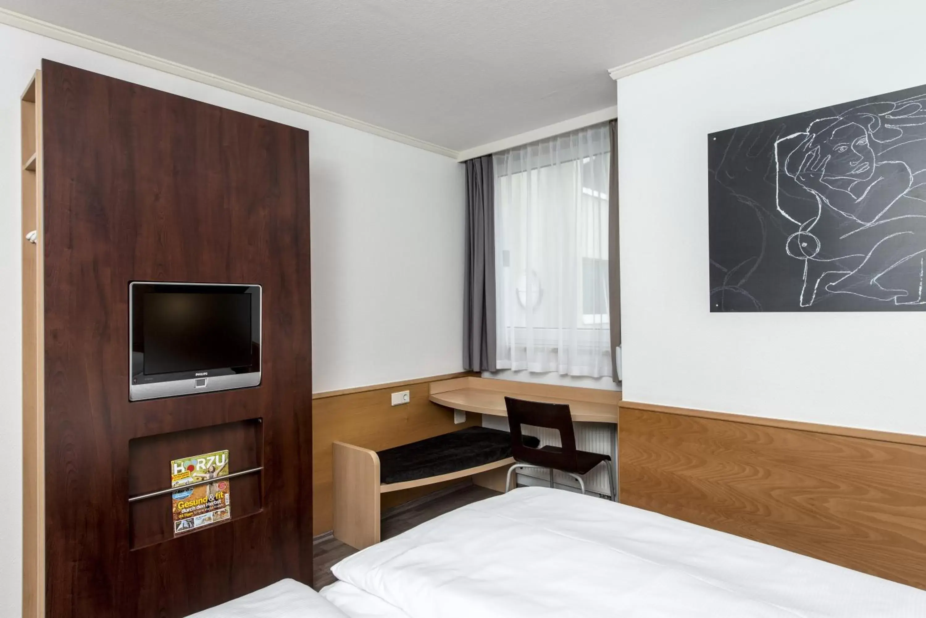 Photo of the whole room, Bed in ibis Leipzig Nord-Ost