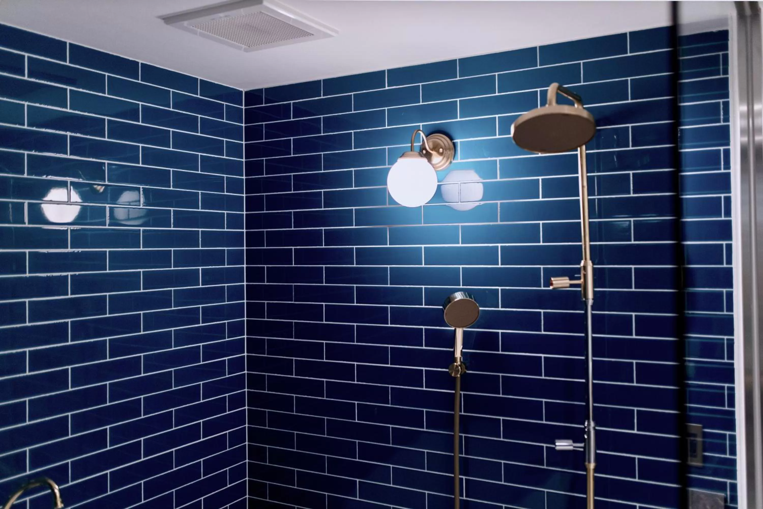 Shower in THE ROOT2 HOTEL