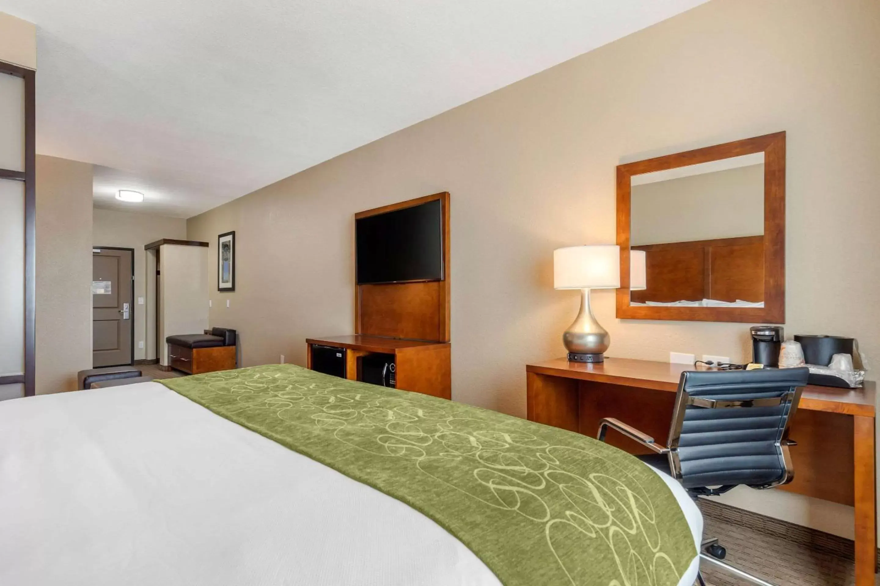 Photo of the whole room, Bed in Comfort Suites Airport North