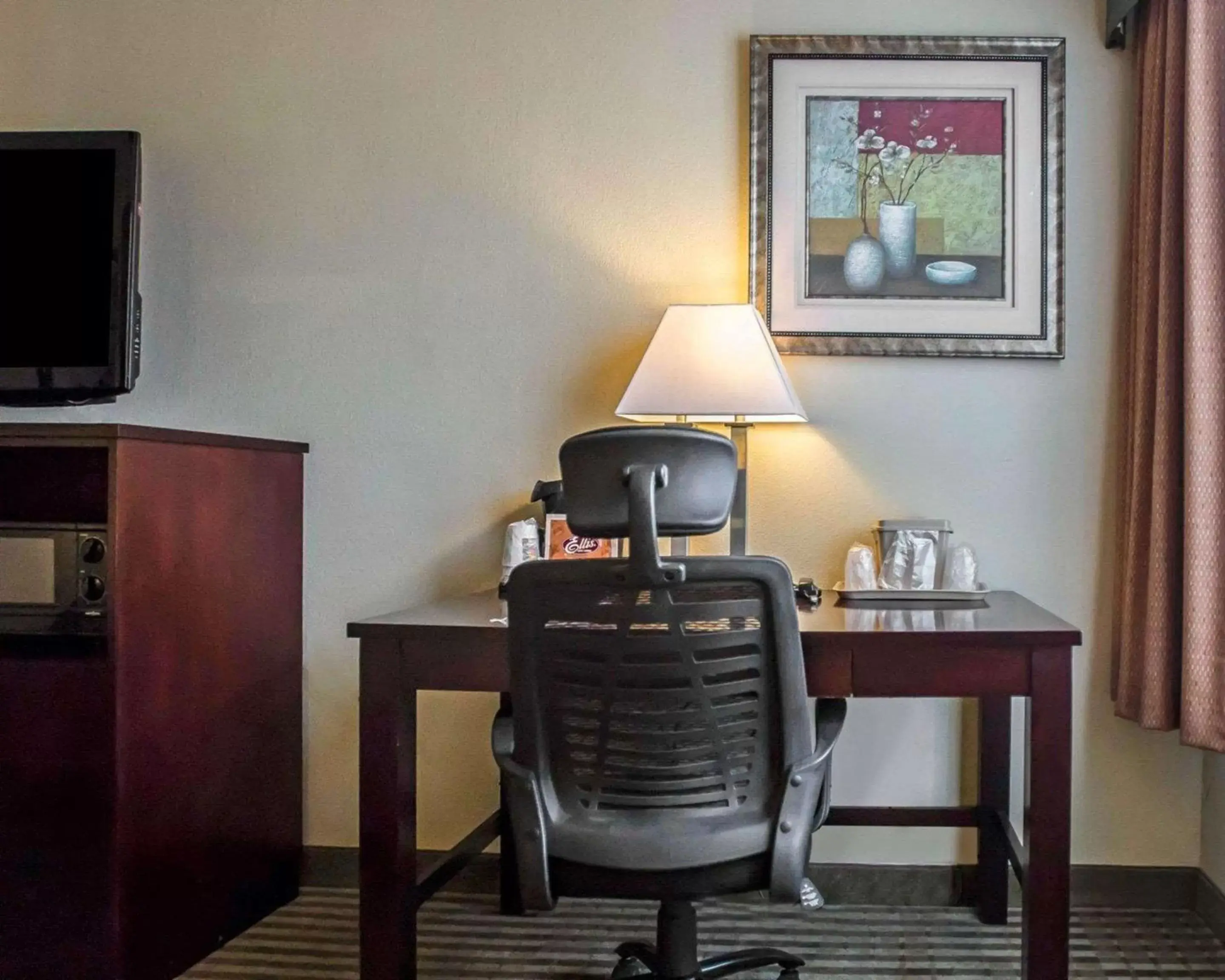 Photo of the whole room, TV/Entertainment Center in Quality Inn Mill Hall - Lamar