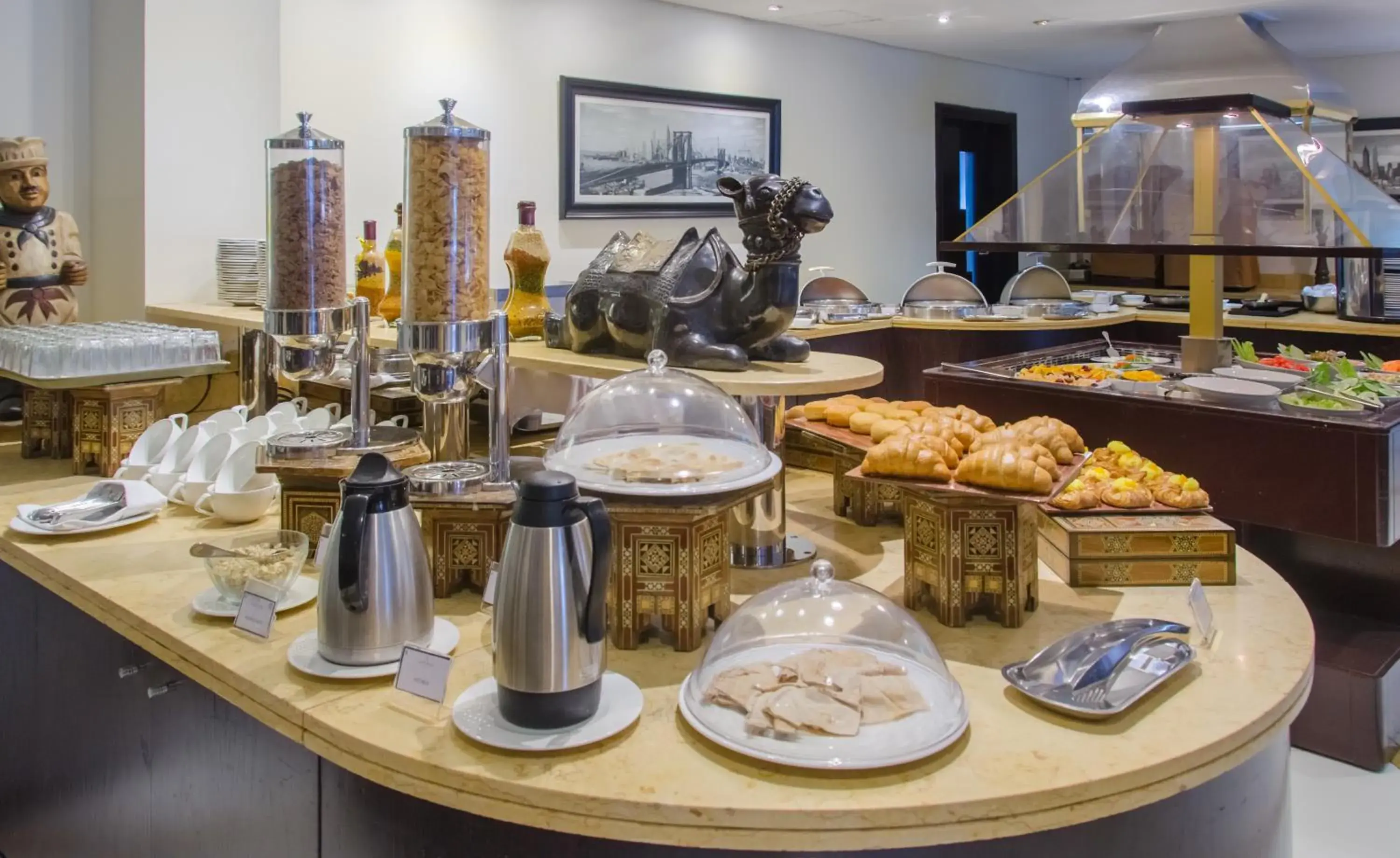 Restaurant/places to eat in Avenue Hotel Dubai Restaurant/places to eat in Avenue Hotel Dubai