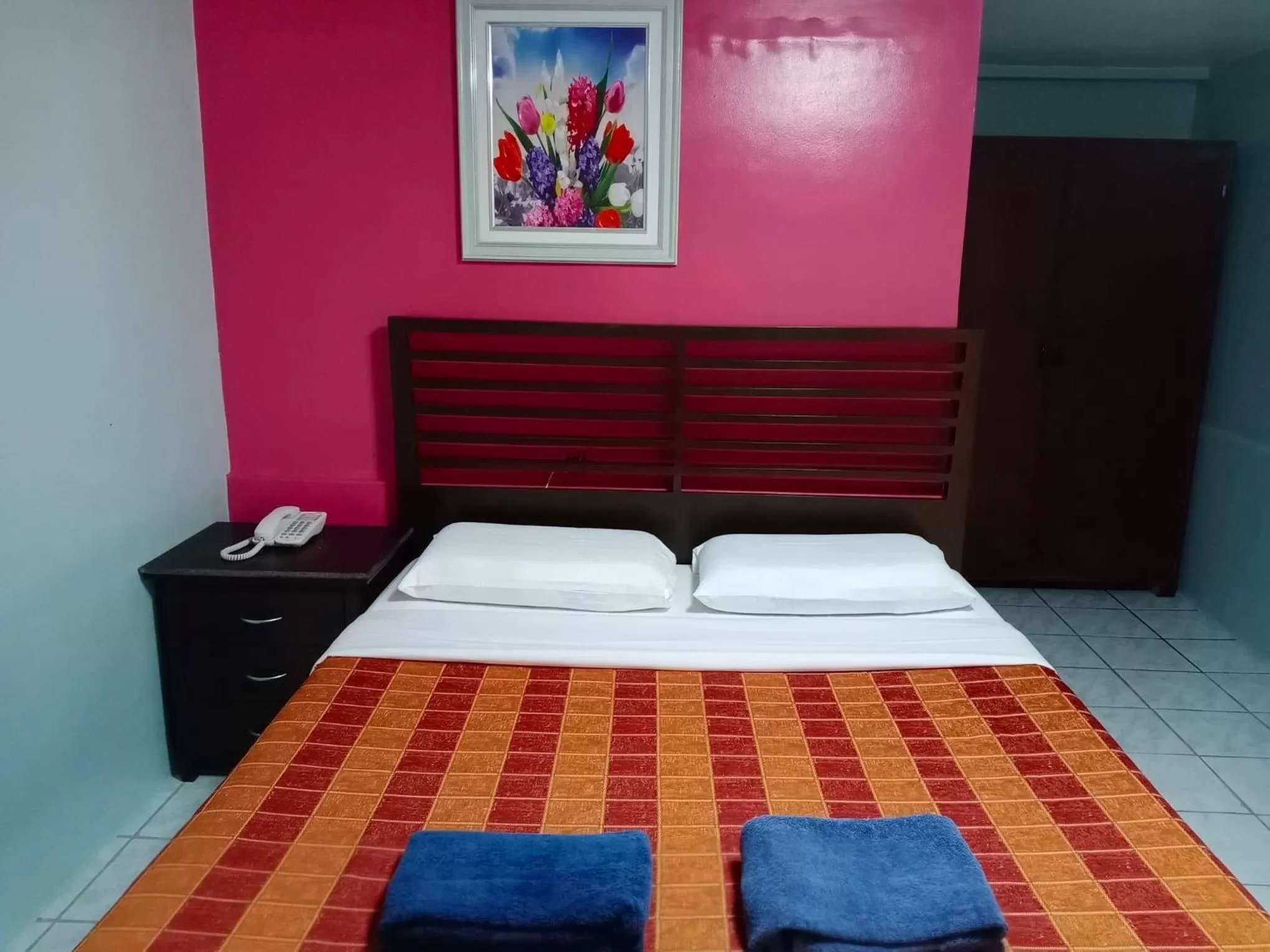 Photo of the whole room in Lost Horizon Beach Dive Resort