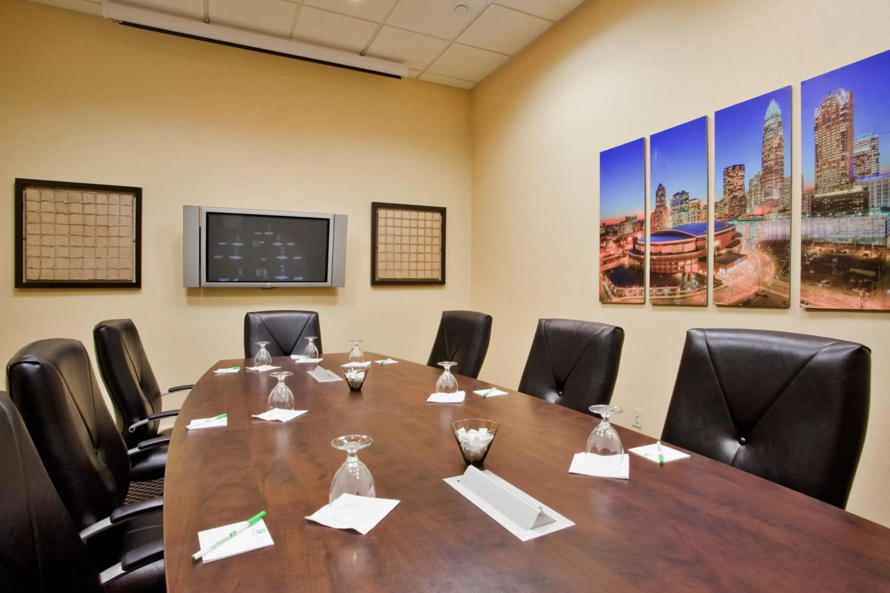 Meeting/conference room in Holiday Inn Charlotte Center City, an IHG Hotel