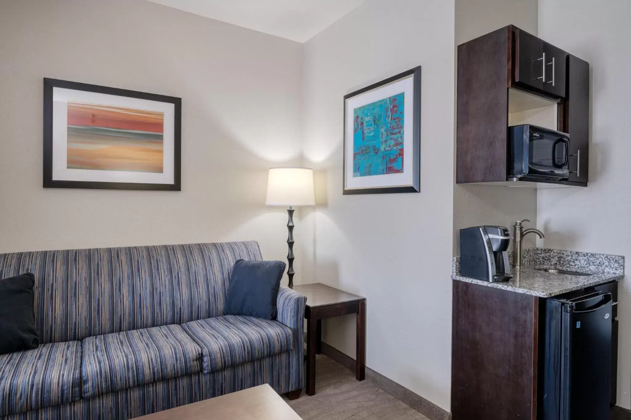 Photo of the whole room, Seating Area in Holiday Inn Express and Suites Edwardsville, an IHG Hotel