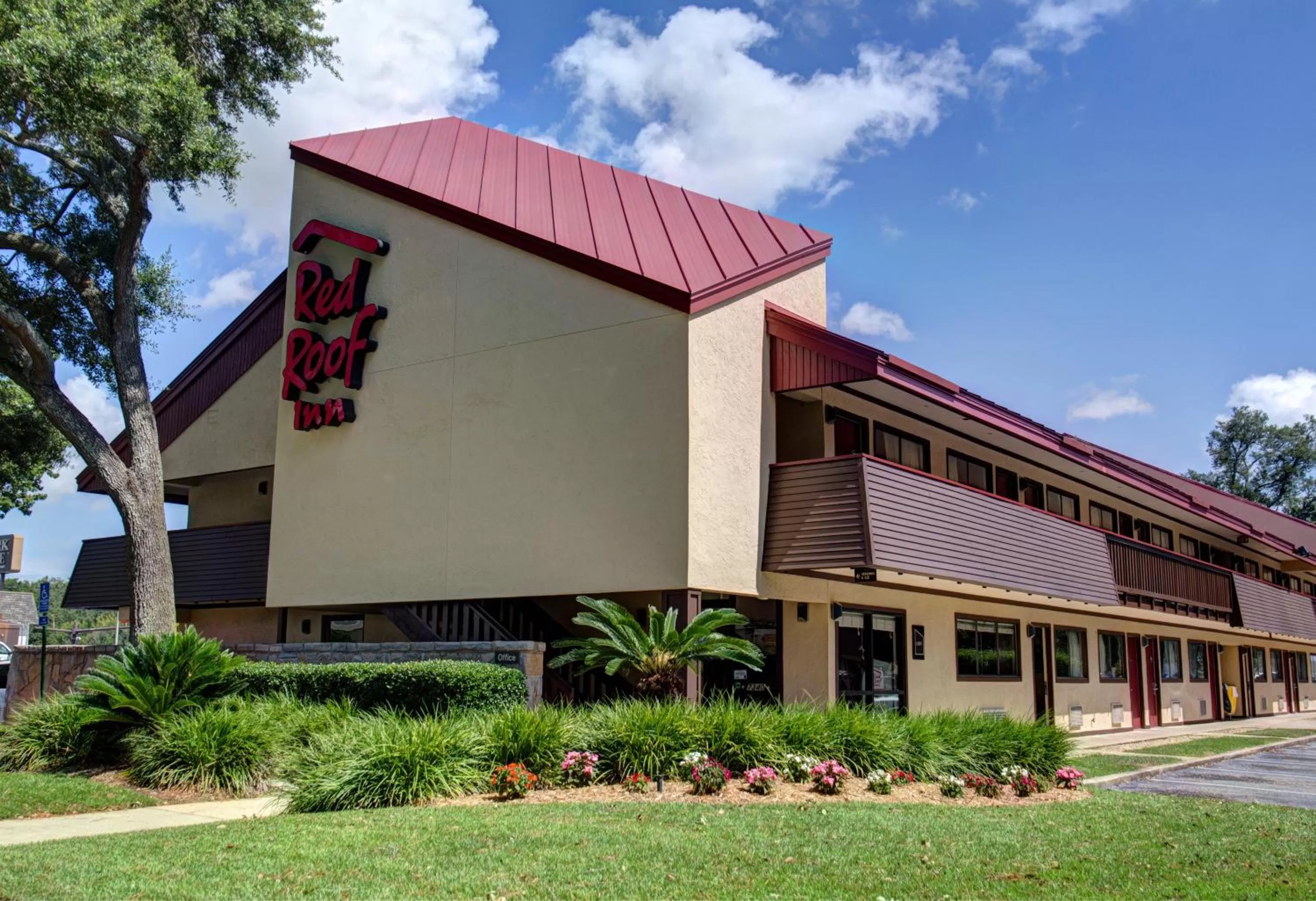 Property building in Red Roof Inn Pensacola - I-10 at Davis Highway