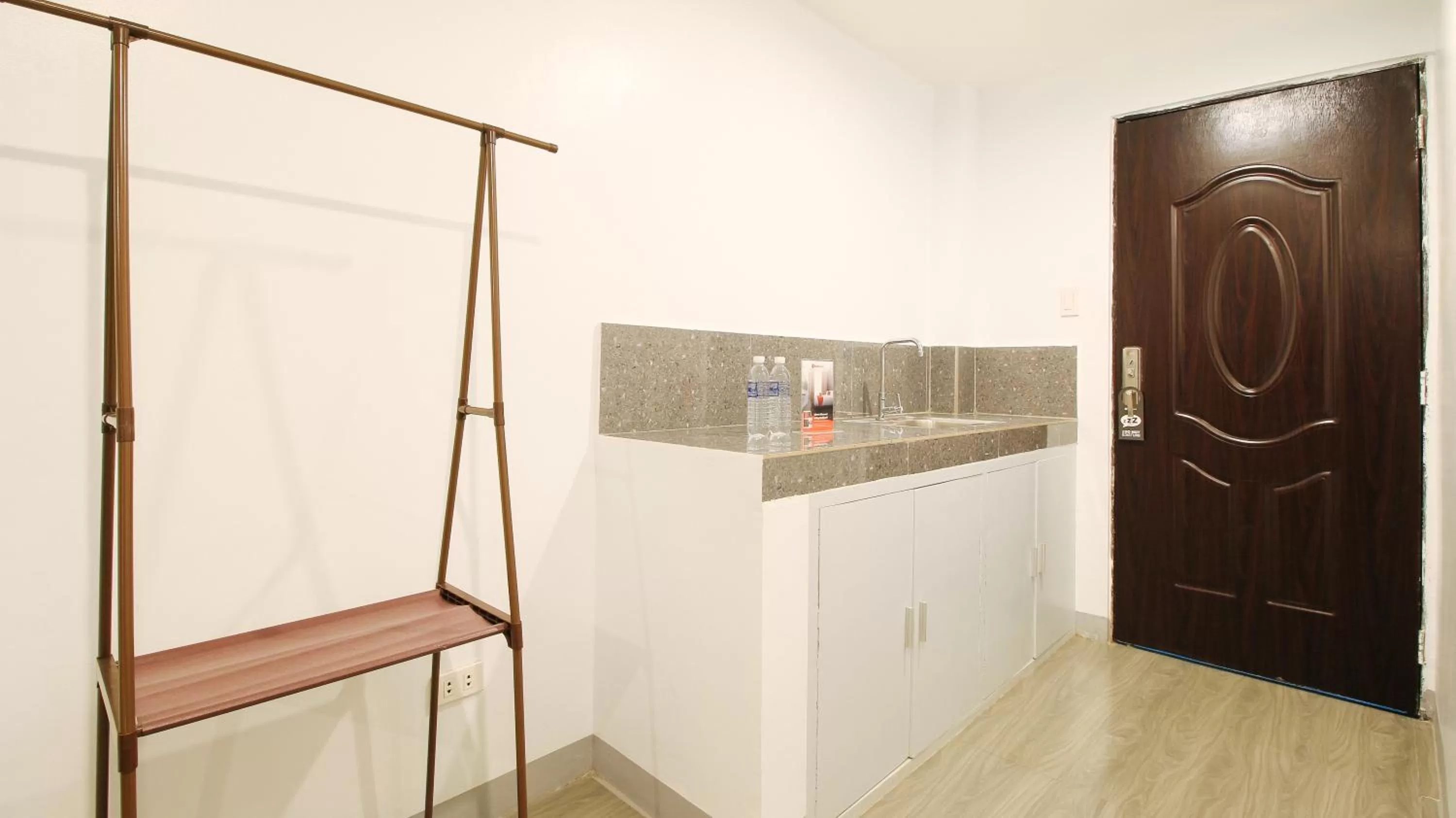 Kitchen or kitchenette in RedDoorz near Zobel Roxas St