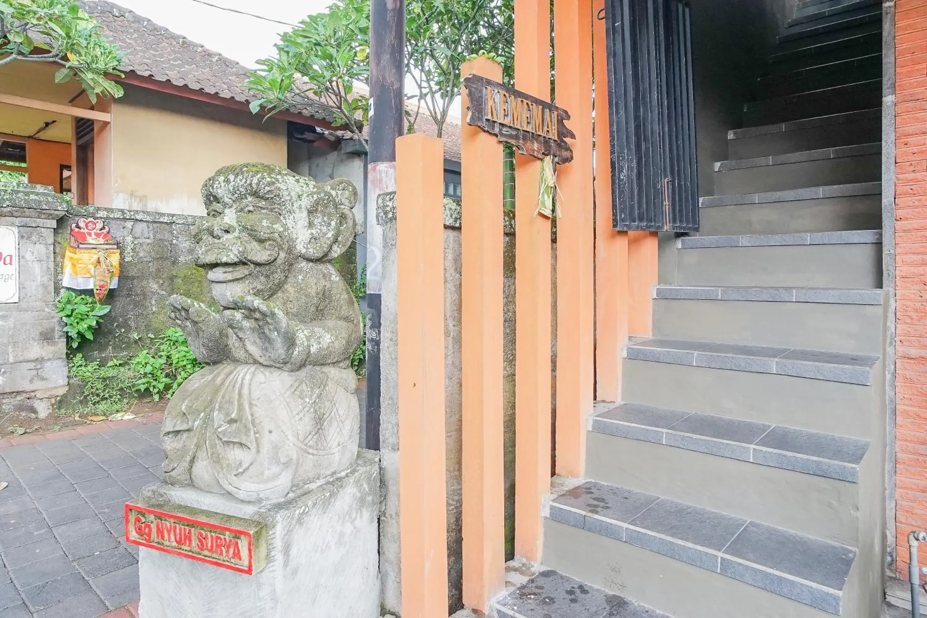 Facade/entrance in Kememai Hostel