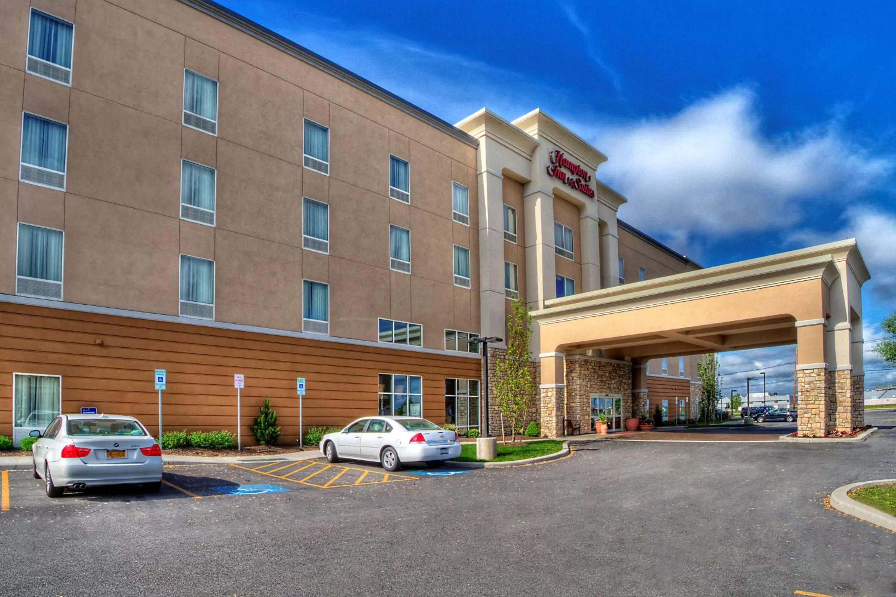 Property building in Hampton Inn & Suites Rochester/Henrietta