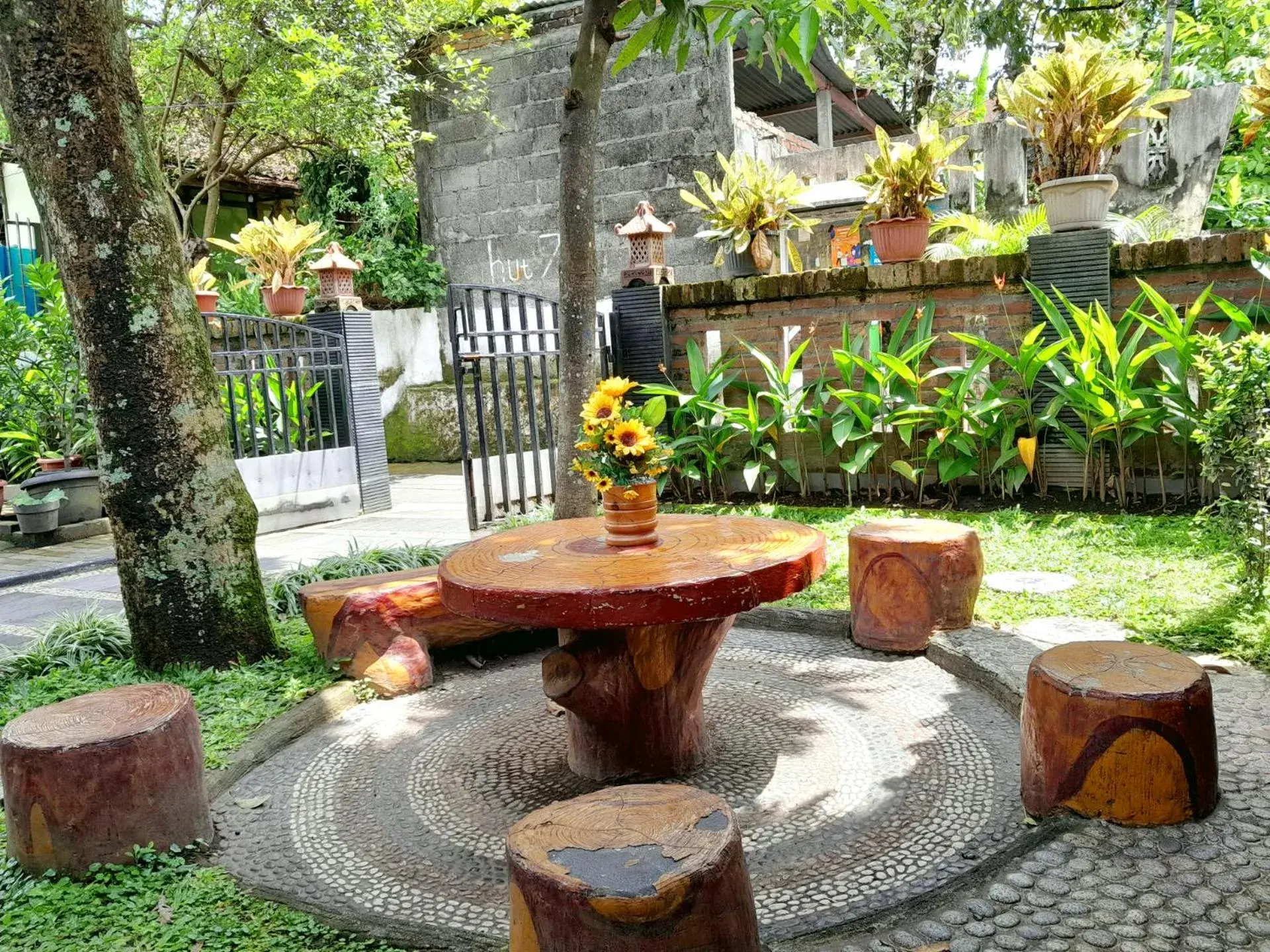 Garden in Ngampilan Backpacker Hostel