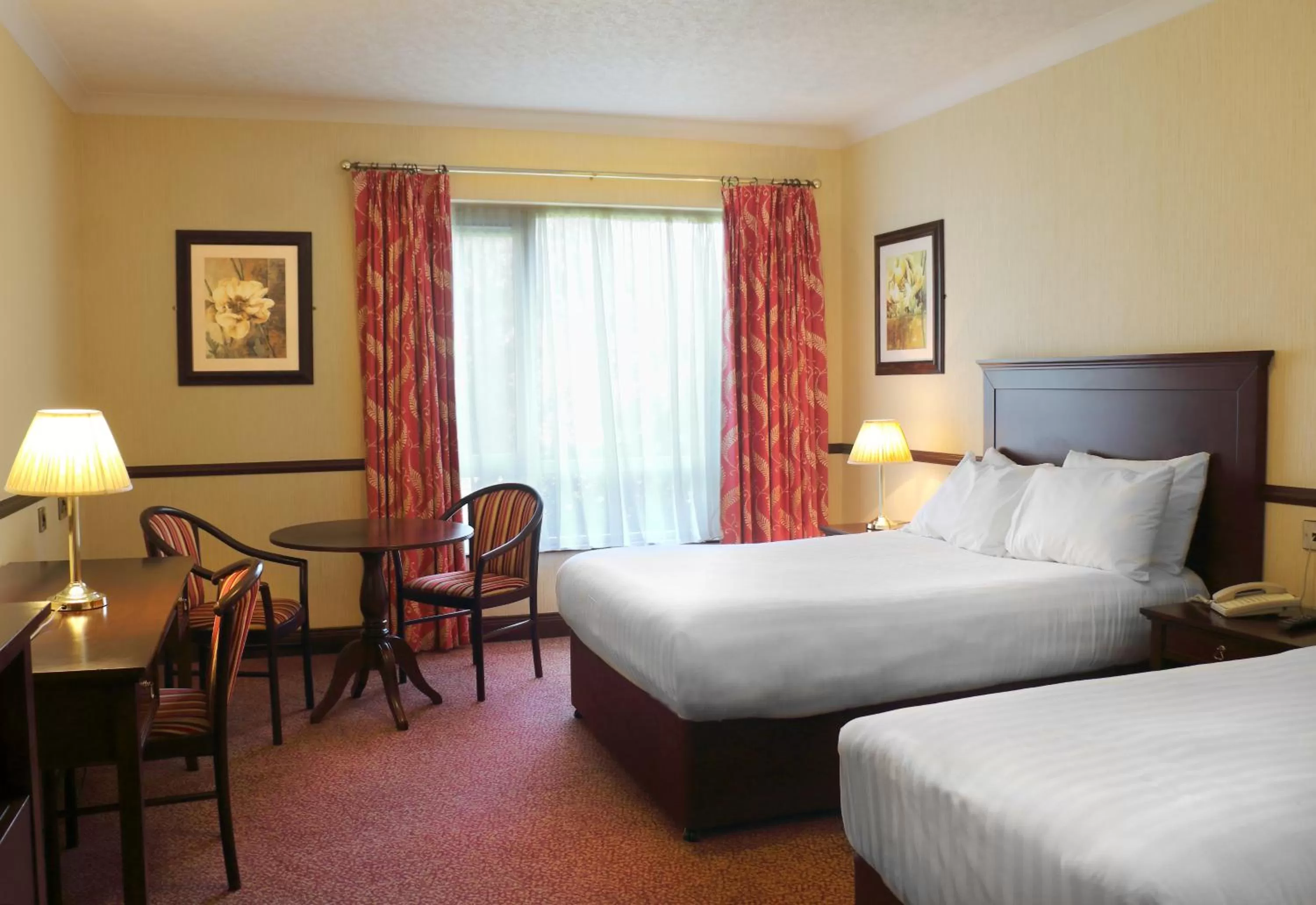 Bedroom, Bed in Seven Oaks Hotel