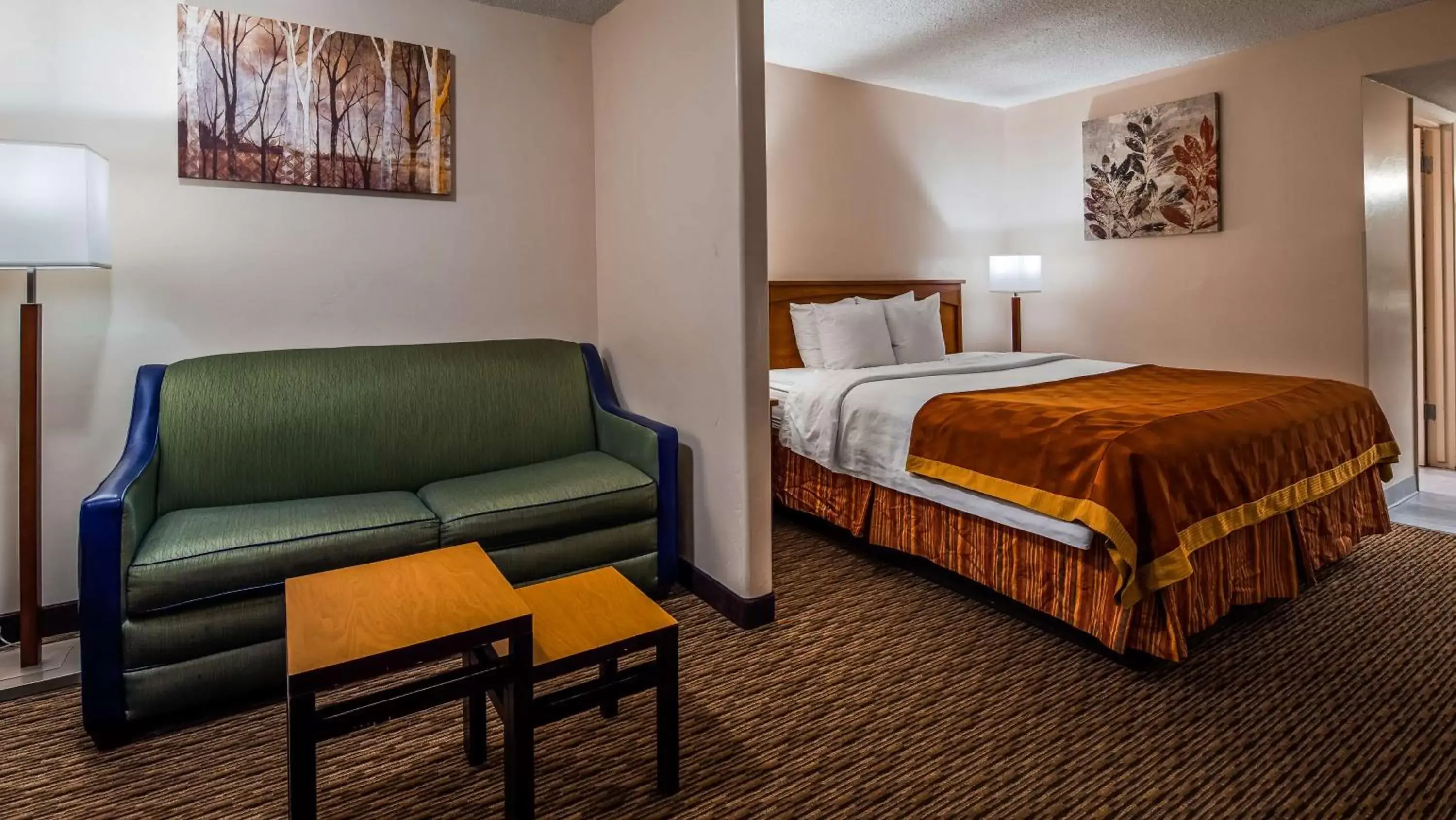 Photo of the whole room in SureStay Hotel by Best Western Tehachapi