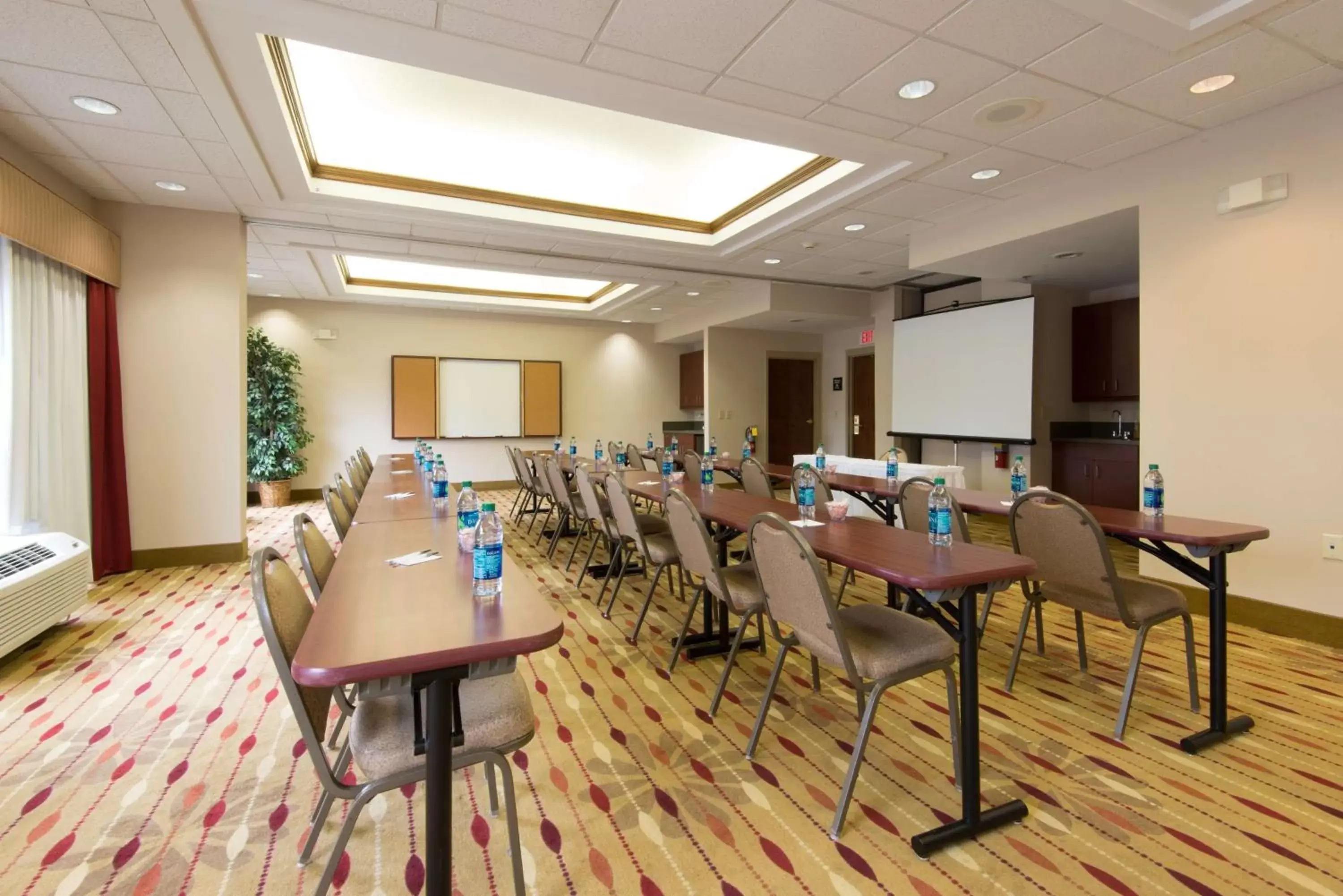 Meeting/conference room, Restaurant/Places to Eat in Hampton Inn Wilkesboro