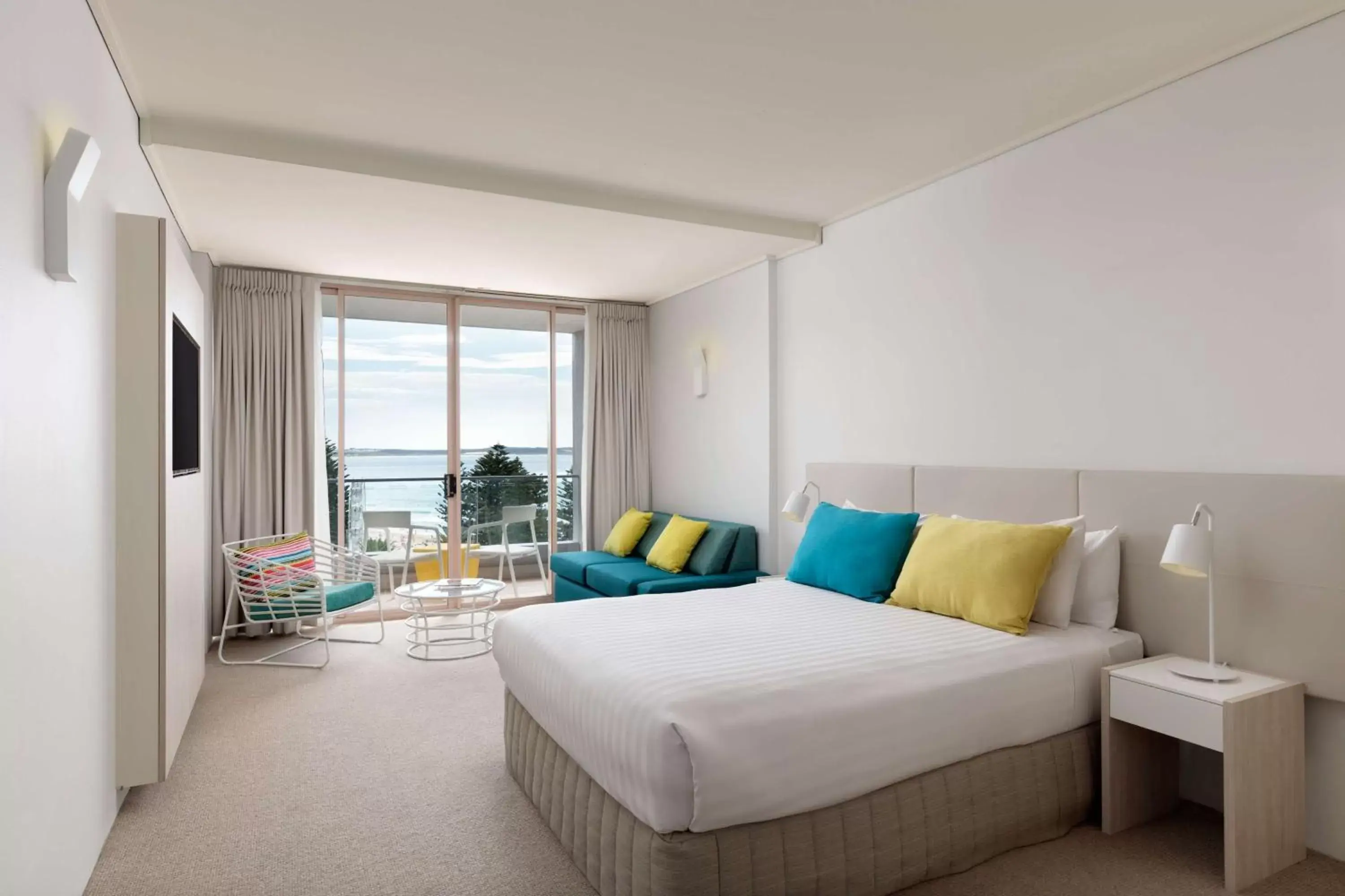 Photo of the whole room in Rydges Cronulla Beachside