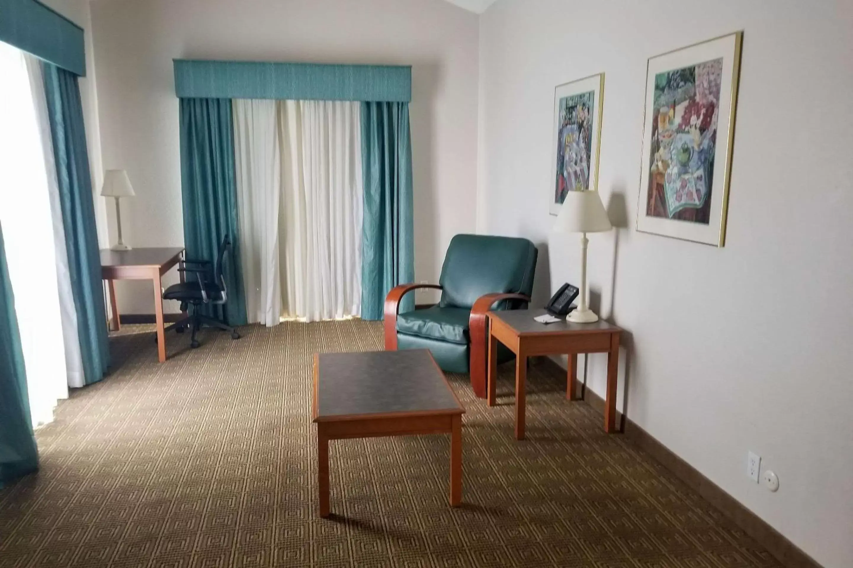 Photo of the whole room, Seating Area in Quality Inn Aurora Denver