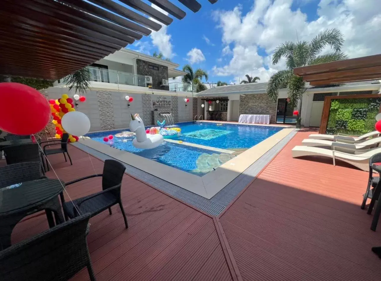 Swimming Pool in Rustic Crown Hotel