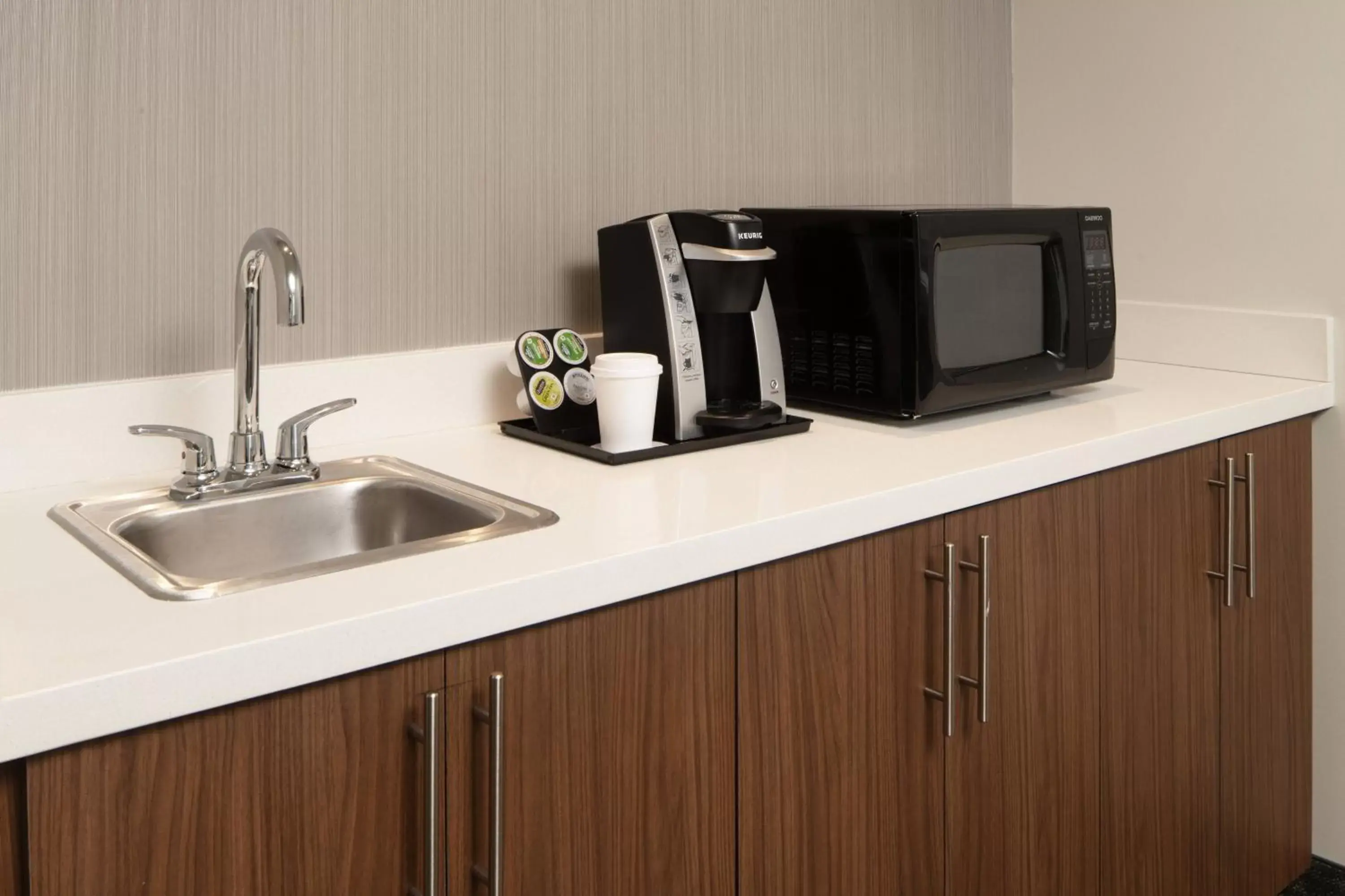 Bedroom, Kitchen/Kitchenette in Courtyard by Marriott Lafayette South