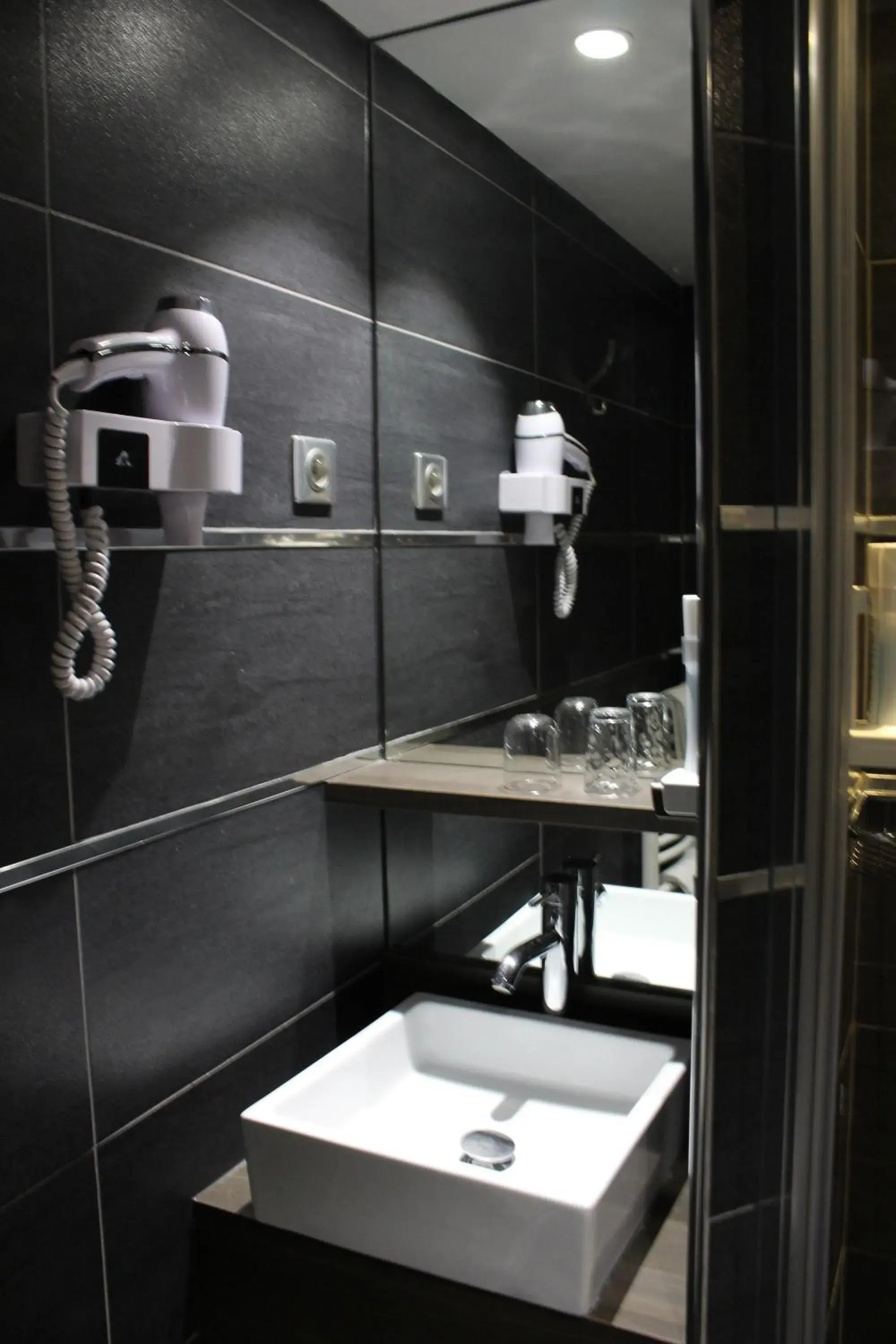 Bathroom in Hôtel Crocus Caen Mémorial