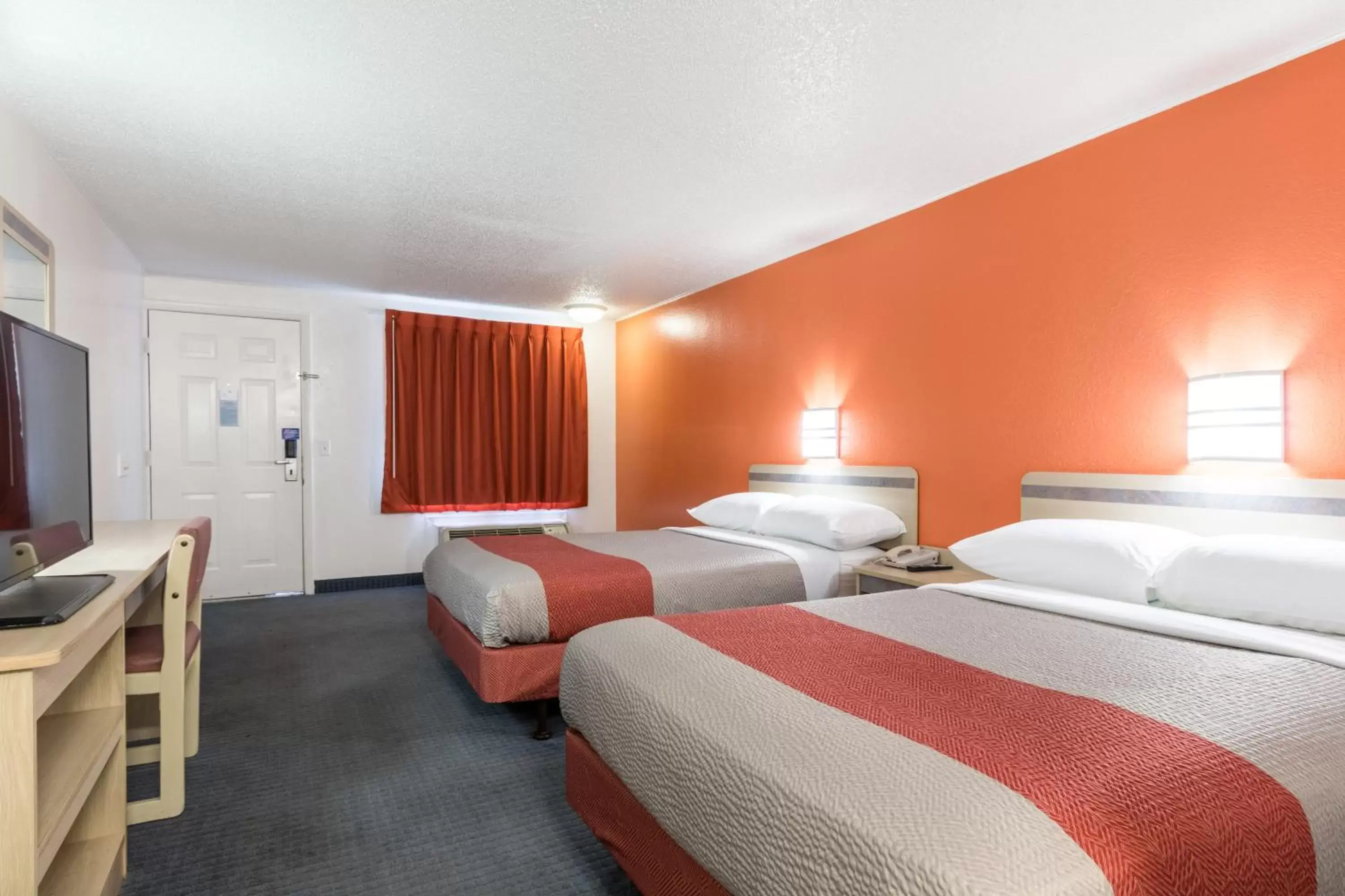 Photo of the whole room, Bed in Travelodge by Wyndham Lansing