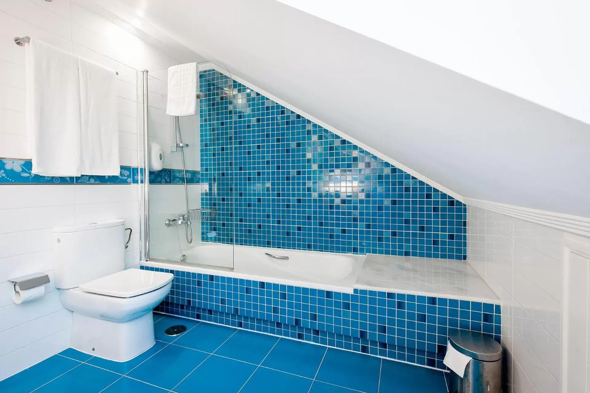 Shower, Bathroom in Apartamentos Villa Zoila Baiona