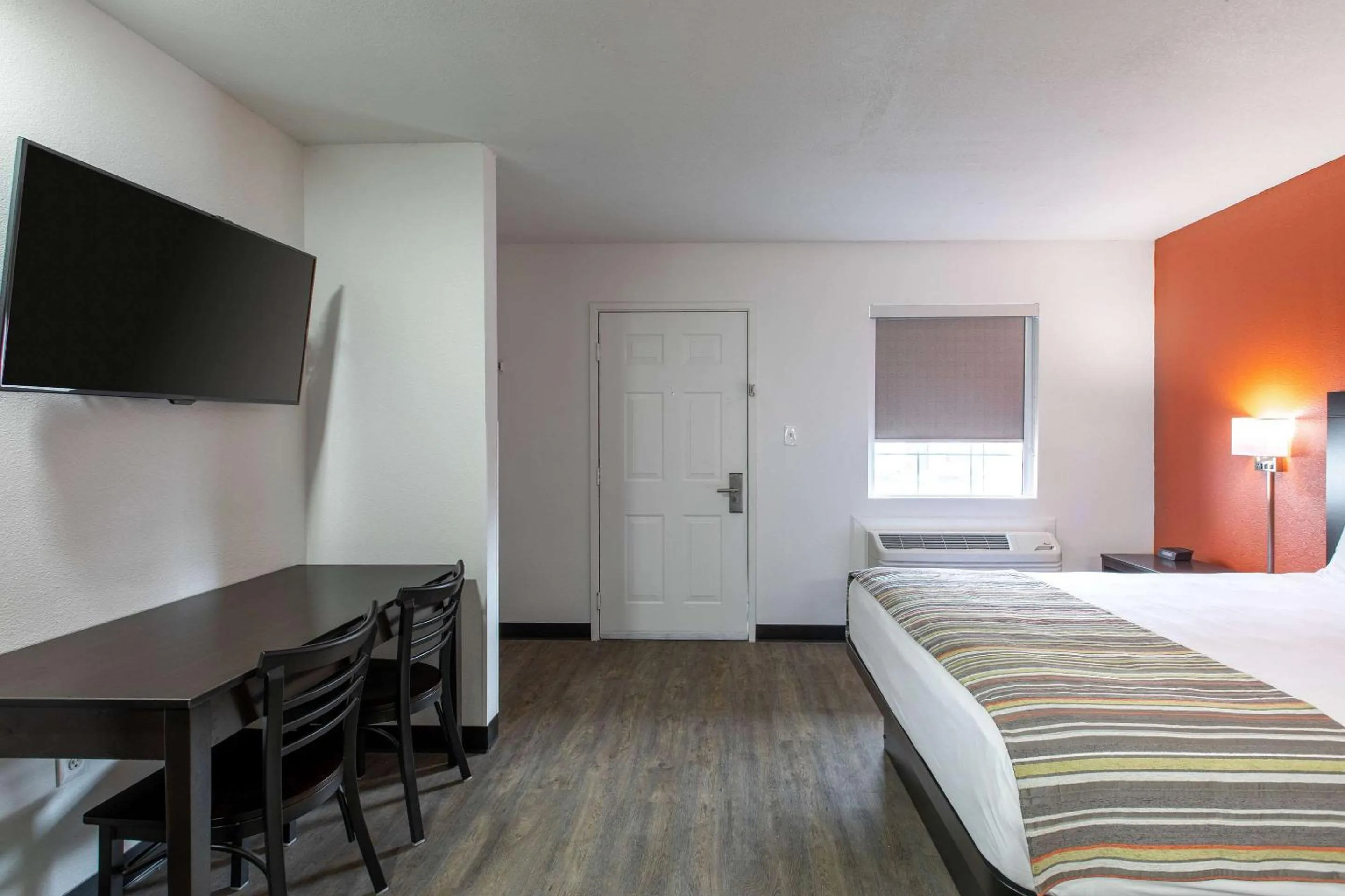 Bedroom, Bed in Suburban Studios Spartanburg - I-26