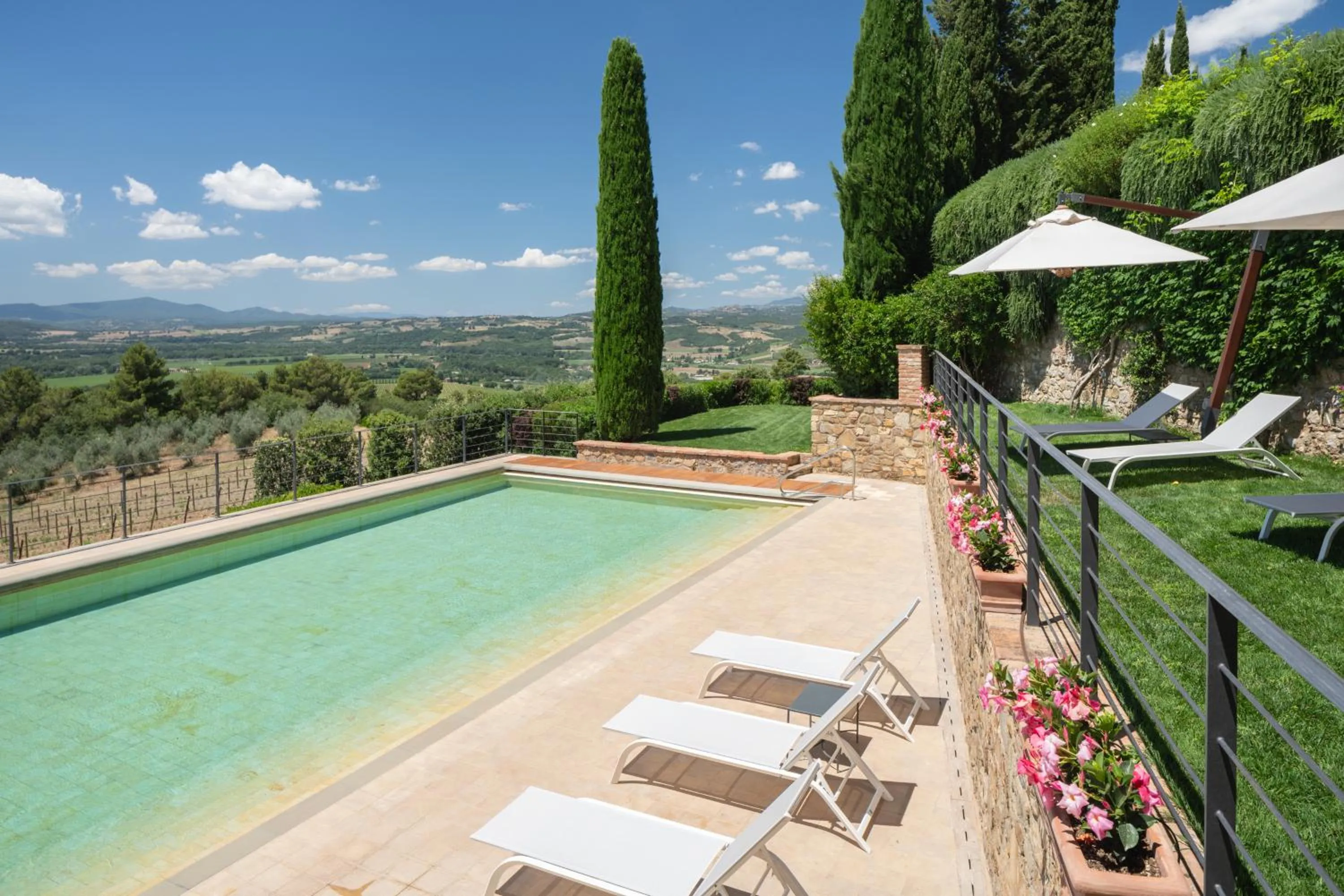 Swimming pool in Castello Banfi - Il Borgo - Relais et Chateaux