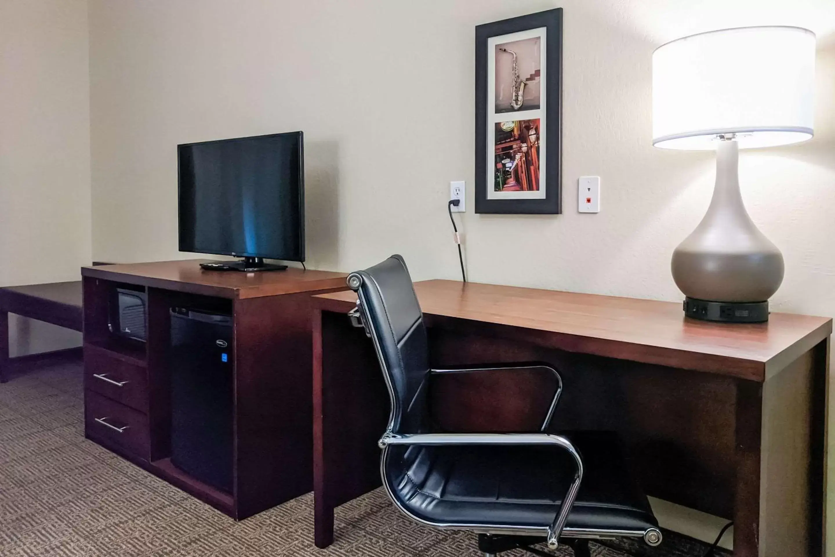 Photo of the whole room, TV/Entertainment Center in Comfort Inn Marrero-New Orleans West
