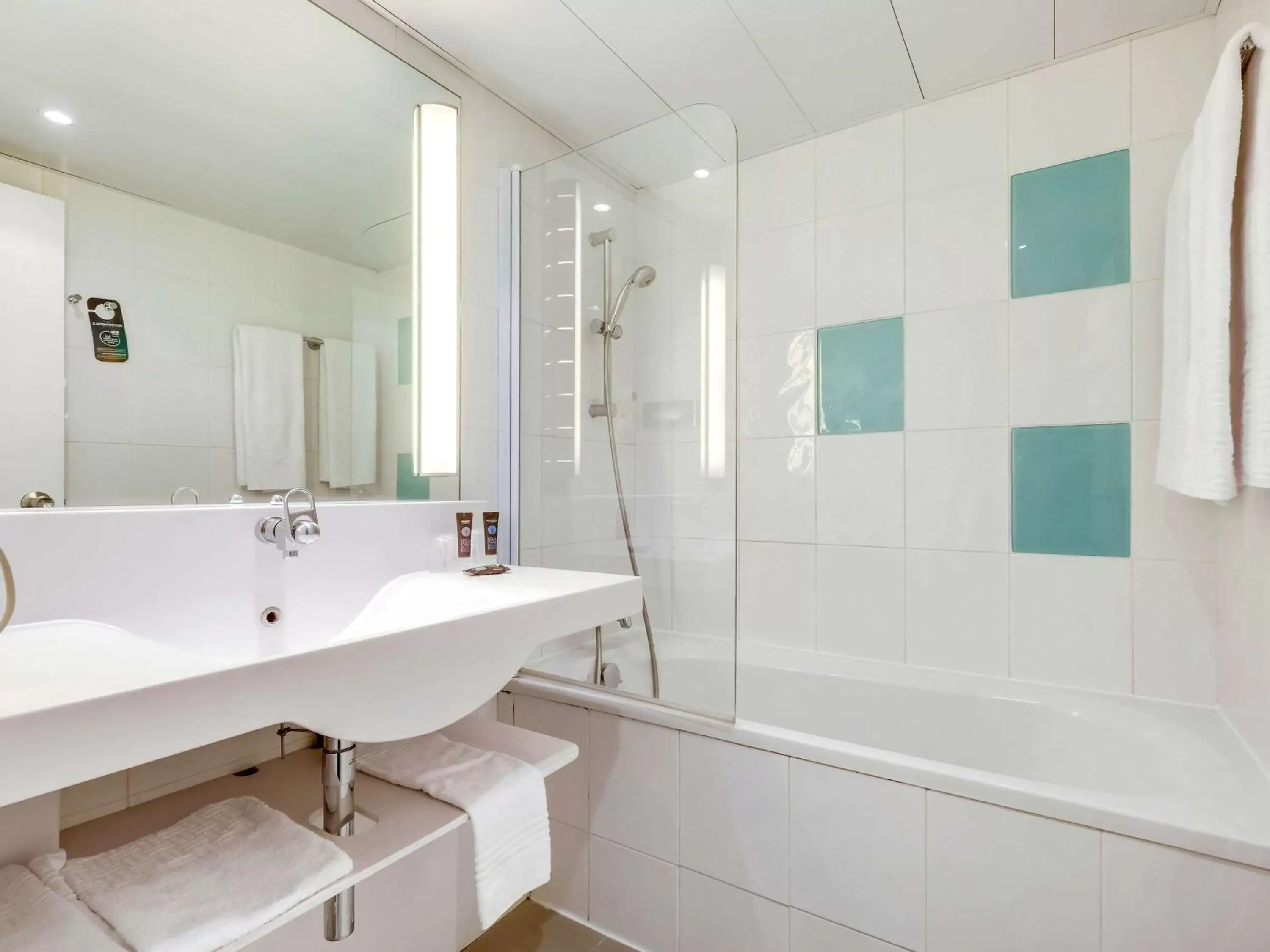 Photo of the whole room, Bathroom in Novotel Atria Nimes Centre