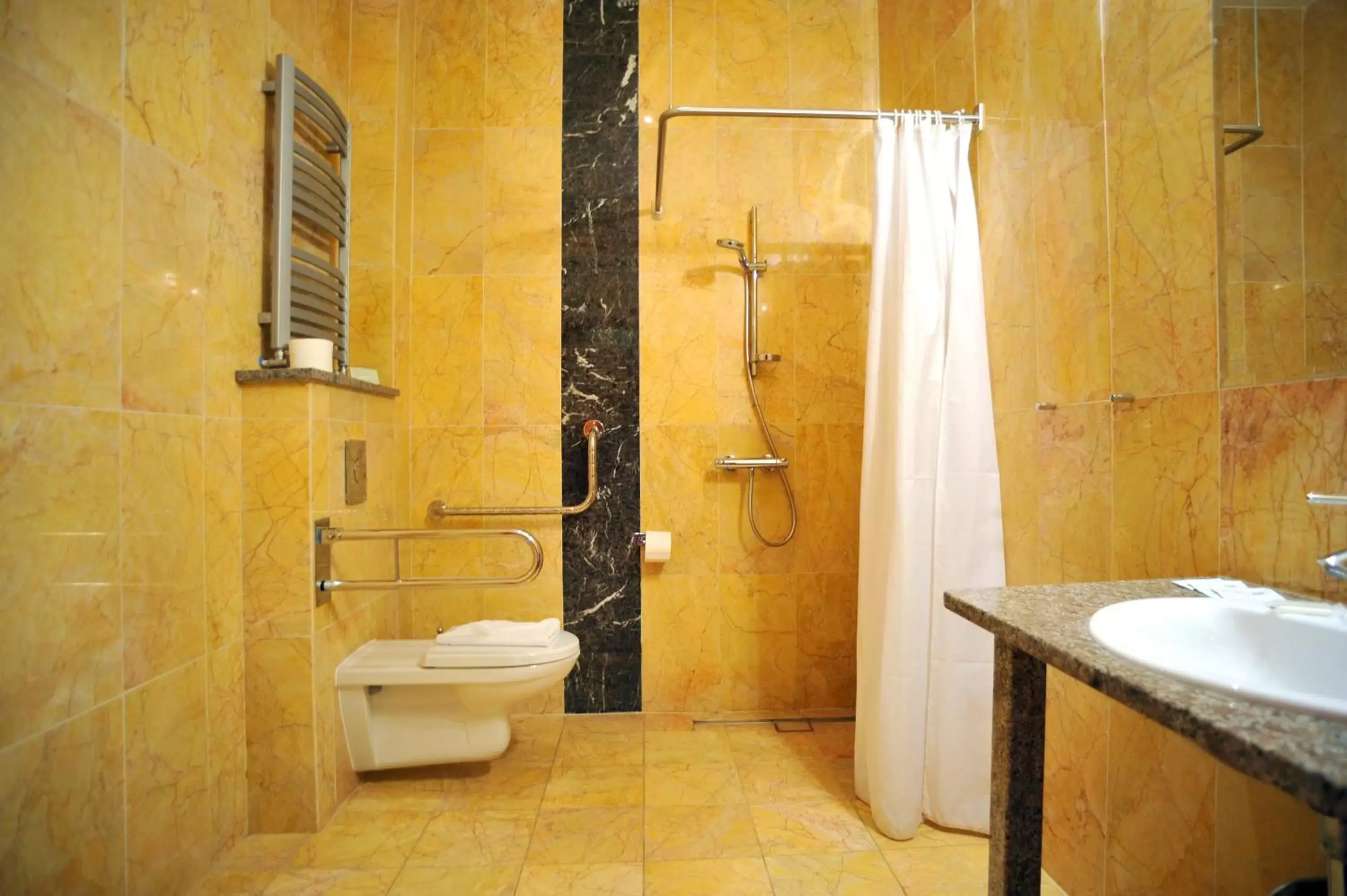 Bathroom in Hotel Atol
