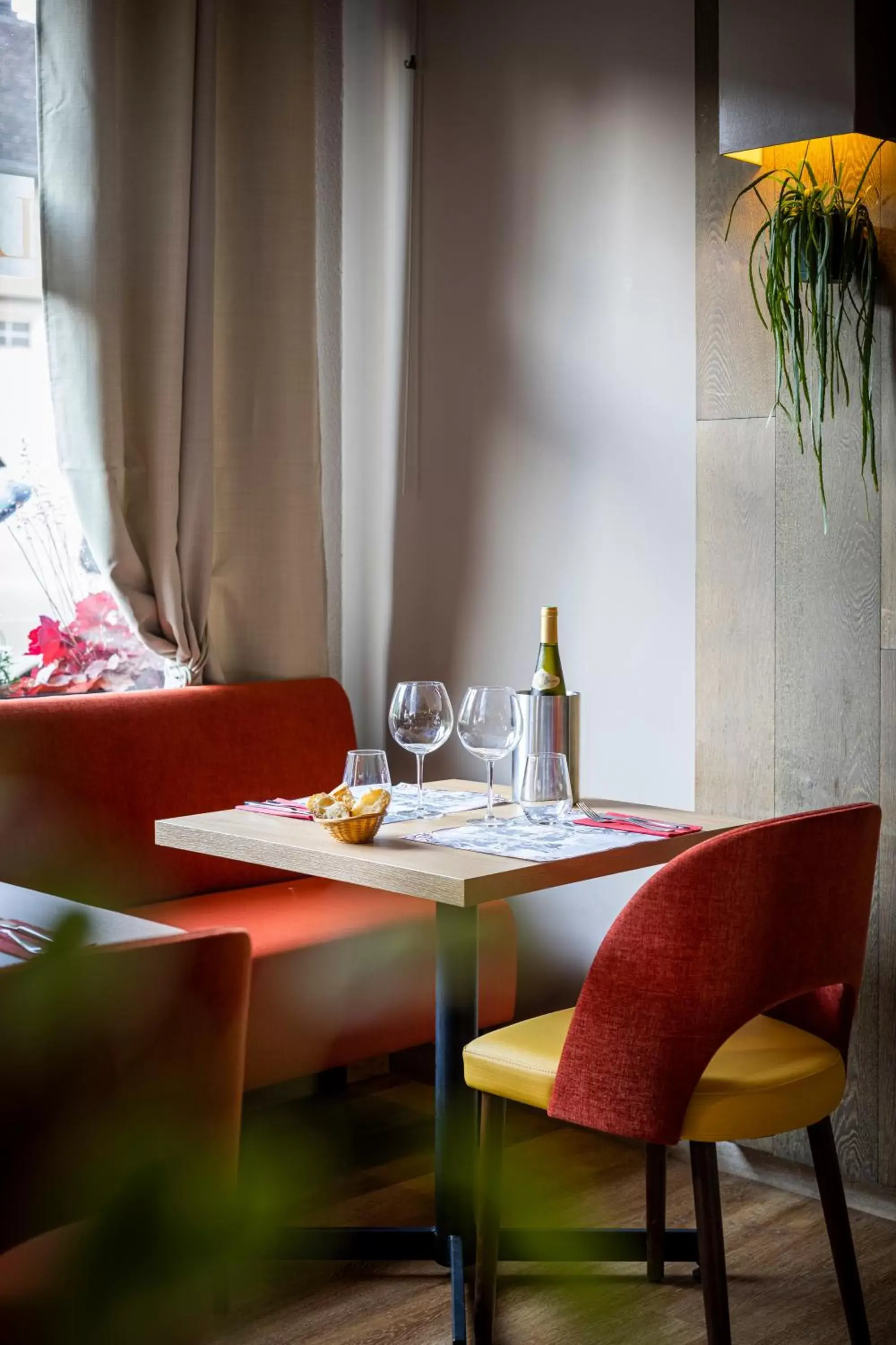 Restaurant/Places to Eat in Hôtel Saint Laurent