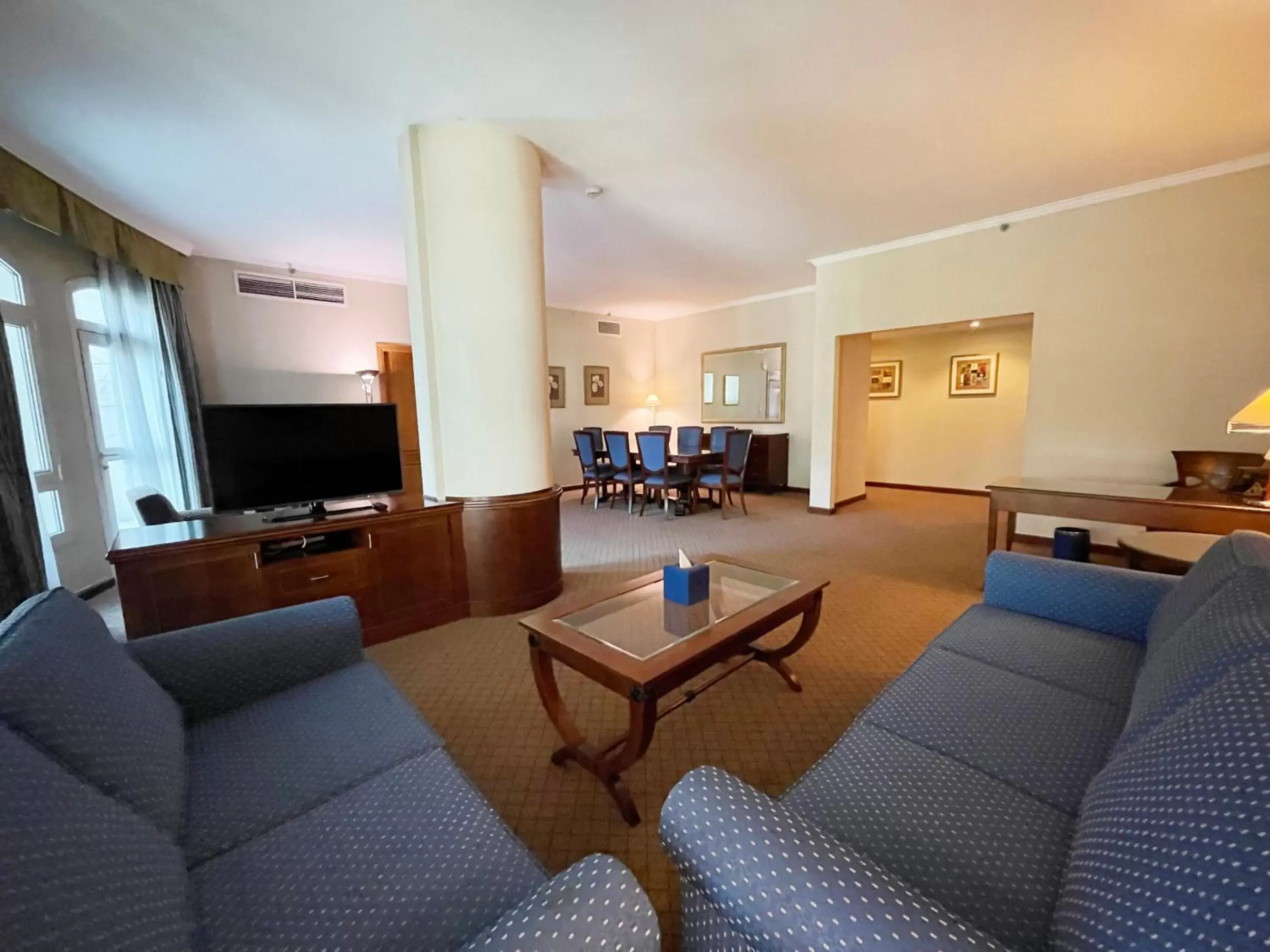 Living room, Seating Area in Swissôtel Al Murooj Dubai
