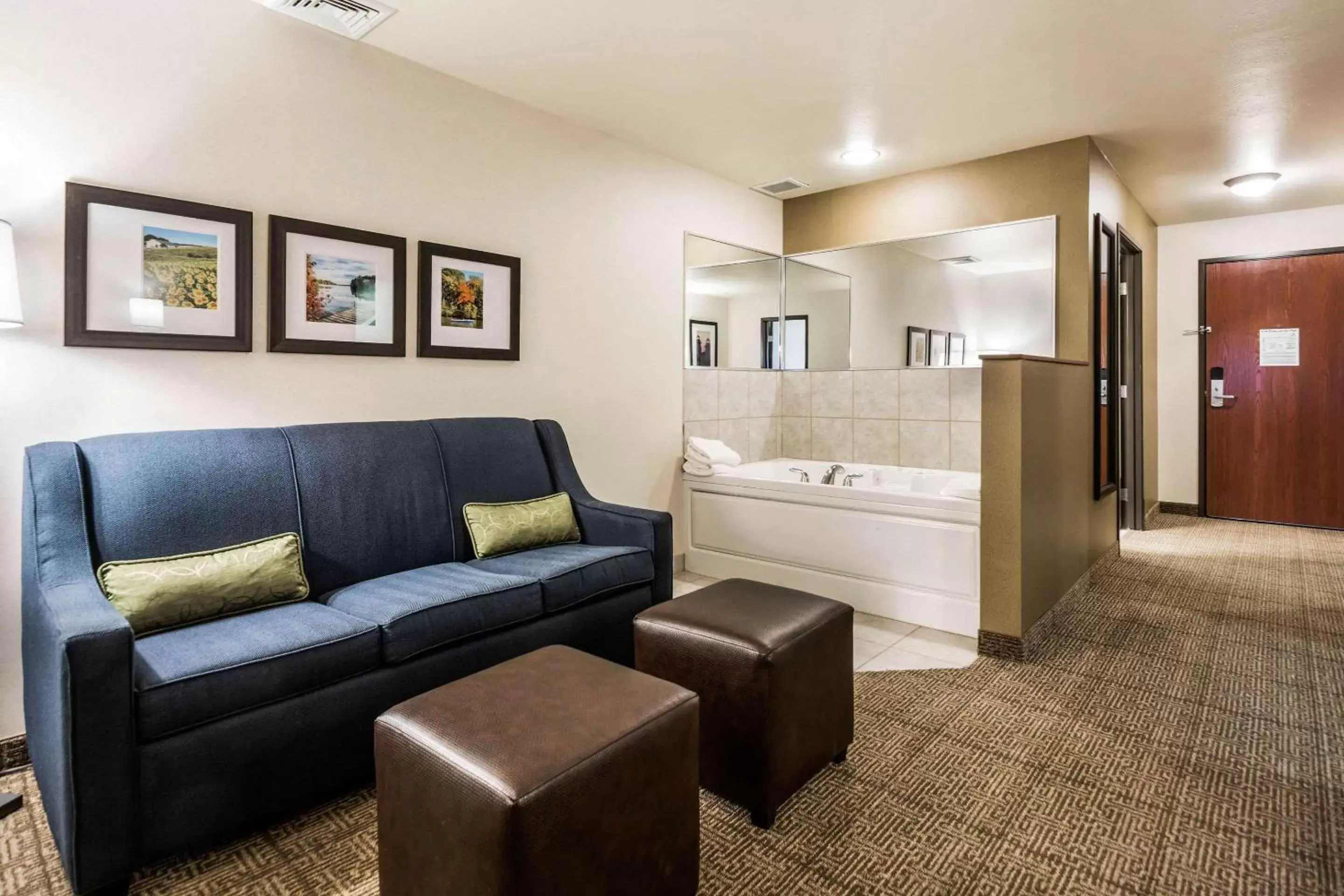 Bedroom, Seating Area in Comfort Suites at Par 4 Resort