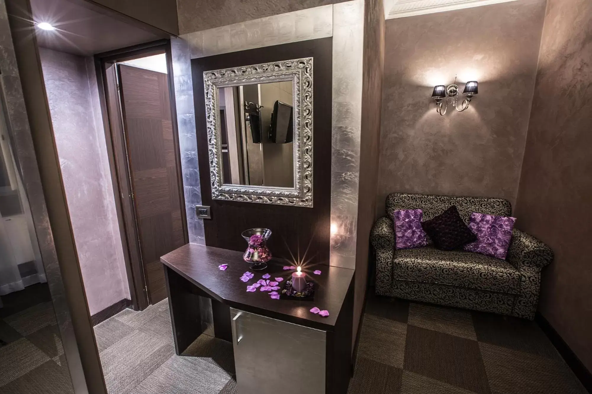 Decorative detail, Bathroom in Hotel Romano