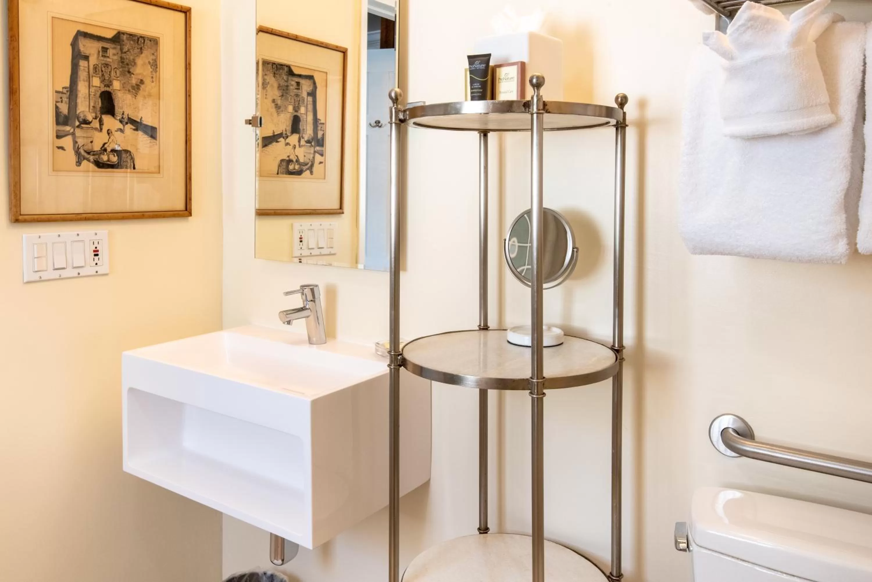 Toilet in Harbor House Inn